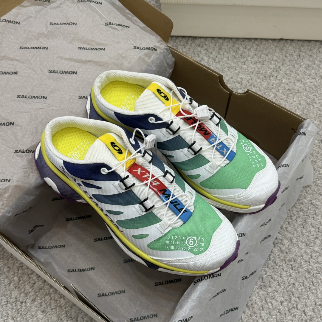 NO:259530,Couple model SALOMON x MM6 Magira Co-branded X-Alp series Couple model Outdoor casual sports shoes Muller semi-slippers Original purchase and development Made this X-AIp, which is newly interpreted by MM6, focuses on its aerodynamic appearance, with the iconic white and cream color bringing urban style. The MM6 digital logo on the tongue is like a handmade seal, complementing SALOMON's bold and high-tech LOGO. The other pair is made of pure black to highlight the textured details. The iconic sneakers are refined into a new urban classic, bringing a quiet atmosphere to SALOMON. The delivery counter is exquisitely packaged. Fabric: original imported cowhide   breathable mesh. The inner original imported breathable mesh. The sole original open mold and anti-slip rubber outsole. The bottom thickness is 4CM  Size: Women's 35-40 / Men's 39-45, casual shoes/sports shoes, loro piana,masion margiela,masion margiela,sneakers,slippers,cowhide19860909情侣款 SALOMON萨洛蒙x MM6马吉拉 联名 X-Alp系列 情侣款 户外 休闲 运动鞋 穆勒 半拖鞋 原版购入开发 做货 这款由MM6全新演绎的X-AIp专注于其空气动力学的外观上,标志性白色与奶油色带来都市风格.鞋舌上的MM6 数字标志就像一枚手工印章,与SALOMON大胆而高科技的LOGO相得益彰.另一双则以纯粹的黑色打造,突出富质感的细节,标志性运动鞋被提炼为新的都市经典 为 SALOMON带来静谧气息 配送专柜精美包装 面料:原版进口牛皮 透气网面 内里原版进口透气网里 鞋底原版开模防滑橡胶大底 底厚4CM Size:女款35-40 / 男款39-45,休闲鞋/运动鞋,loro piana,masion margiela,masion margiela,sneakers,slippers,cowhide,Women's Shoes