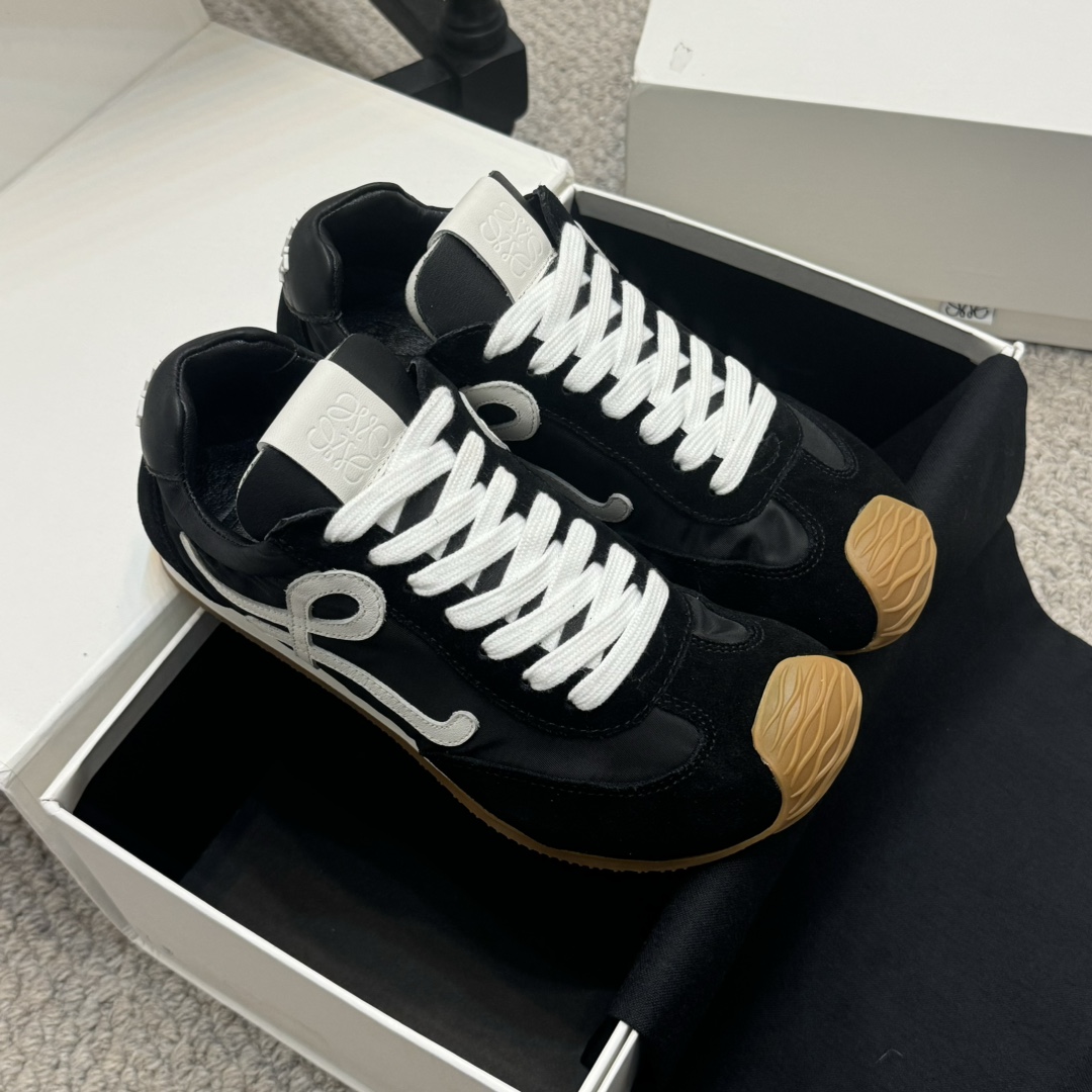 NO:236935,Couple model LOEWE new ballet Forrest Gump running shoes in spring and summer, simple and low-key, exquisitely blending the structure of ballet shoes with the 1970s spike style. Now present in a new color scheme, appreciate the brand's exquisite production craftsmanship, novel sole design, anti-kick and non-slip, the most comfortable rampage shoe of the year, no original version is developed, original version 1:1 copy. Fabric: leather/cloth Lining: sheepskin Floor: cowhide outsole: TPU two-color wear-resistant sole Size: 35-45 (men's model), casual shoes/sports shoes, loewe, loewe, sneakers, cowhide, sheepskin19860909情侣款 年春夏LOEWE罗意威全新芭蕾舞阿甘跑鞋,简约低调,将芭蕾舞鞋的构造和70年代的钉鞋风格精妙融合,现以全新配色呈现,领略该品牌的精湛制作工艺,鞋底设计新颖,防踢防滑,年度最舒适的暴走鞋,无原版不开发,原版1:1复制. 面料:皮/布 内里:羊皮 垫脚:牛皮 大底:TPU双色耐磨底 配码:35-45(男款),休闲鞋/运动鞋,loewe,loewe,sneakers,cowhide,sheepskin,Women's Shoes