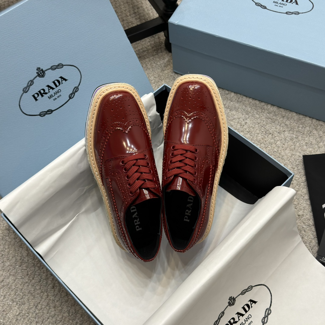 NO:231566,Purchase grade Prada 25ss Latest thick sole Lace punching Brock Sponge cake shoes Original purchase and development Drawing inspiration from basketball shoes from the 1980s, sports style design and exquisite details Made of perforated leather, the unique thick sole presents a unique and modern style. Described through different angles to show a unique and classic style Fabric: Original custom imported edge beads Inner: Original imported sheepskin Outsole: Original mold Tpu ultra-light foaming material Sole thickness: 6CM Size: 35-40, leather shoes, prada, prada, sheepskin19860909代购级 Prada普拉达 25ss 最新厚底 系带冲孔 布洛克 松糕鞋 原版购入开发 从1980年代的篮球鞋汲取灵感,运动风设计搭配精致细节 采用穿孔皮革打造,个性的厚底呈现别具一格的现代风格.通过不同角度演绎 彰显别具一格的经典格调 面料: 原版定制进口开边珠 内里: 原版进口羊皮 大底: 原版开模Tpu超轻发泡材质 底厚: 6CM Size: 35-40,皮鞋,prada,prada,sheepskin,Women's Shoes