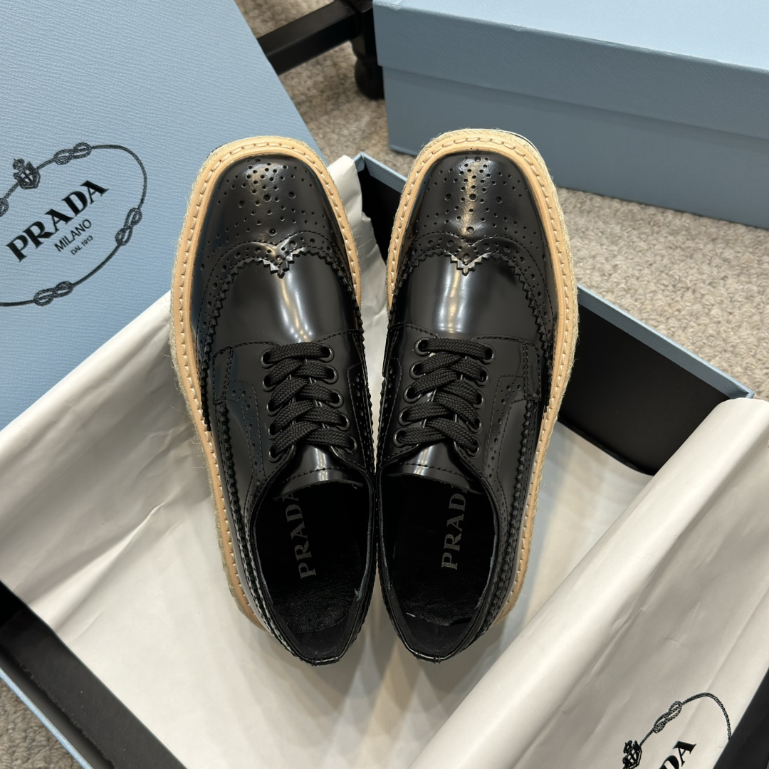 NO:231570,Purchase grade Prada 25ss Latest thick sole Lace punching Brock Sponge cake shoes Original purchase and development Drawing inspiration from basketball shoes from the 1980s, sports style design and exquisite details Made of perforated leather, the unique thick sole presents a unique and modern style. Described through different angles to show a unique and classic style Fabric: Original custom imported edge beads Inner: Original imported sheepskin Outsole: Original mold Tpu ultra-light foaming material Sole thickness: 6CM Size: 35-40, leather shoes, prada, prada, sheepskin19860909代购级 Prada普拉达 25ss 最新厚底 系带冲孔 布洛克 松糕鞋 原版购入开发 从1980年代的篮球鞋汲取灵感,运动风设计搭配精致细节 采用穿孔皮革打造,个性的厚底呈现别具一格的现代风格.通过不同角度演绎 彰显别具一格的经典格调 面料: 原版定制进口开边珠 内里: 原版进口羊皮 大底: 原版开模Tpu超轻发泡材质 底厚: 6CM Size: 35-40,皮鞋,prada,prada,sheepskin,Women's Shoes