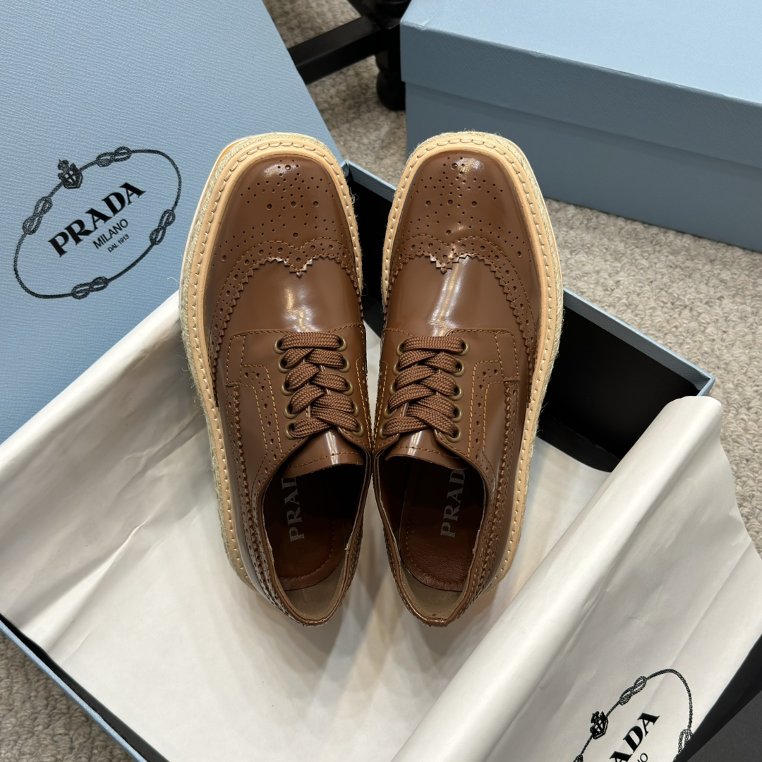 NO:231574,Purchase grade Prada 25ss Latest thick sole Lace punching Brock Sponge cake shoes Original purchase and development Drawing inspiration from basketball shoes from the 1980s, sports style design and exquisite details Made of perforated leather, the unique thick sole presents a unique and modern style. Described through different angles to show a unique and classic style Fabric: Original custom imported edge beads Inner: Original imported sheepskin Outsole: Original mold Tpu ultra-light foaming material Sole thickness: 6CM Size: 35-40, leather shoes, prada, prada, sheepskin19860909代购级 Prada普拉达 25ss 最新厚底 系带冲孔 布洛克 松糕鞋 原版购入开发 从1980年代的篮球鞋汲取灵感,运动风设计搭配精致细节 采用穿孔皮革打造,个性的厚底呈现别具一格的现代风格.通过不同角度演绎 彰显别具一格的经典格调 面料: 原版定制进口开边珠 内里: 原版进口羊皮 大底: 原版开模Tpu超轻发泡材质 底厚: 6CM Size: 35-40,皮鞋,prada,prada,sheepskin,Women's Shoes