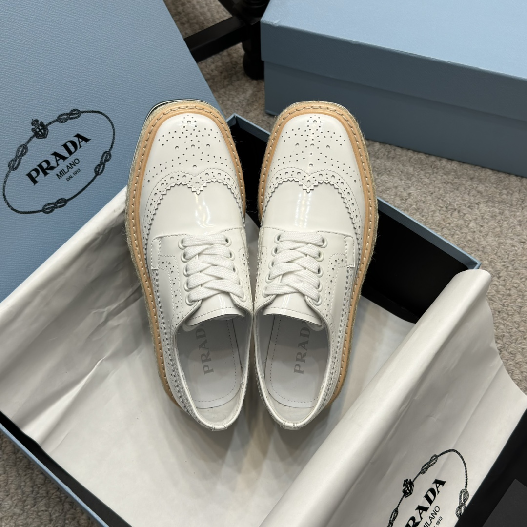 NO:231580,Purchase grade Prada 25ss Latest thick sole Lace punching Brock Sponge cake shoes Original purchase and development Drawing inspiration from basketball shoes from the 1980s, sports style design and exquisite details Made of perforated leather, the unique thick sole presents a unique and modern style. Described through different angles to show a unique and classic style Fabric: Original custom imported edge beads Inner: Original imported sheepskin Outsole: Original mold Tpu ultra-light foaming material Sole thickness: 6CM Size: 35-40, leather shoes, prada, prada, sheepskin19860909代购级 Prada普拉达 25ss 最新厚底 系带冲孔 布洛克 松糕鞋 原版购入开发 从1980年代的篮球鞋汲取灵感,运动风设计搭配精致细节 采用穿孔皮革打造,个性的厚底呈现别具一格的现代风格.通过不同角度演绎 彰显别具一格的经典格调 面料: 原版定制进口开边珠 内里: 原版进口羊皮 大底: 原版开模Tpu超轻发泡材质 底厚: 6CM Size: 35-40,皮鞋,prada,prada,sheepskin,Women's Shoes