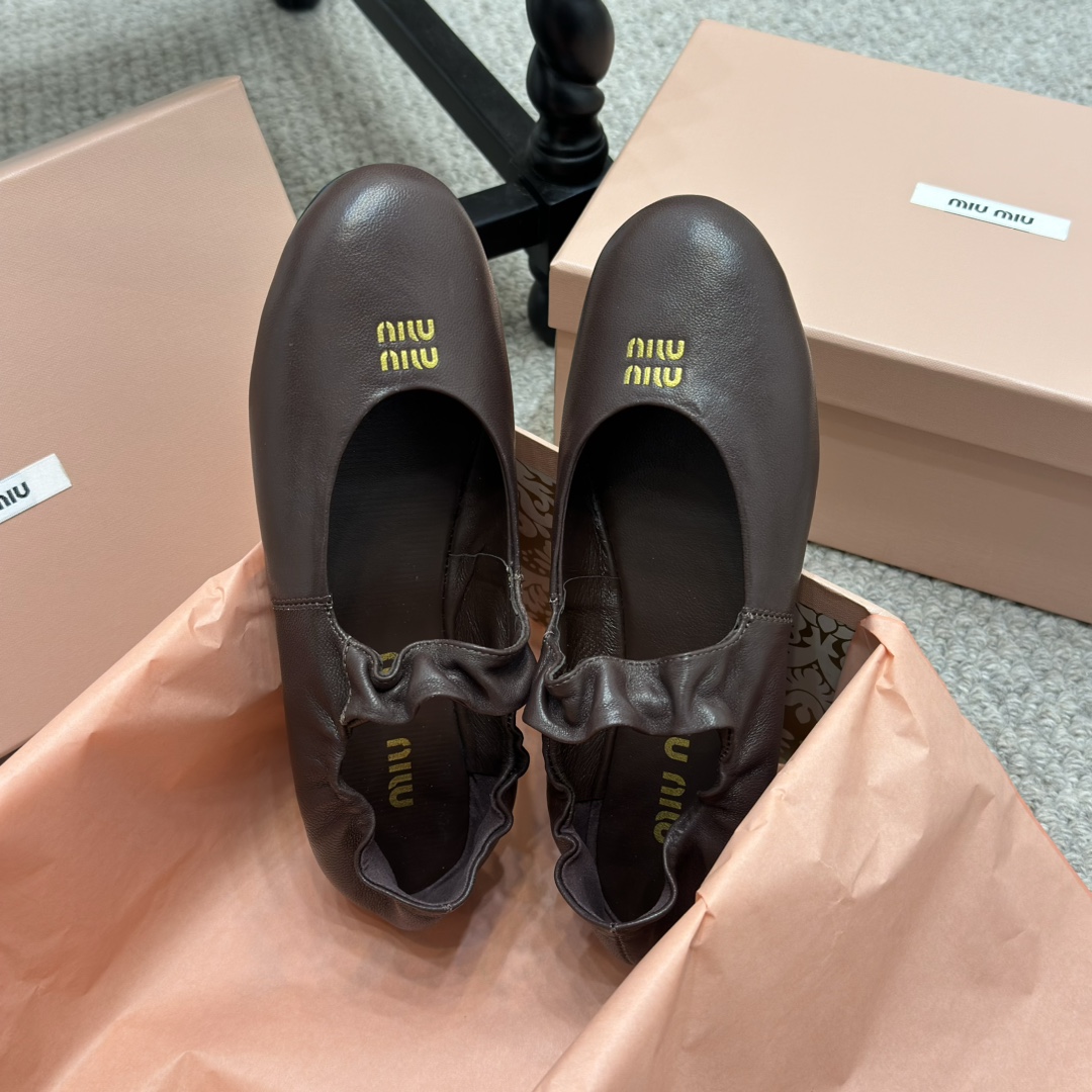 NO:231557,Showcase Miu Miu 2025 Spring and Summer Fashion Show... Show style propositions in multiple scenes, and a unique beauty is revealed between steps. Original 11 development, major stars. Internet celebrities love models, skin-friendly and soft autumn must-haves. The upper is simple and sexy. The fabric is completely suitable for the soft calfskin. The inner footbed sheepskin. Heel height is 1cm. Original rubber outsole!  Number of sizes: 35-40 with original packaging, ballet shoes, miumiu, cowhide, sheepskin19860909走秀款 Miu Miu 2025春夏系列时装秀… 于多重场景中流露风格主张 步履之间焕发独特之美 原版 11开发,各大明星 网红的热爱款 ,亲肤柔软秋季必备款 鞋面简约设计性感 面料完全对版的柔软小牛皮 内里垫脚绵羊皮 跟高1cm 原版橡胶大底！ 码数:35-40 配原版包装,芭蕾舞鞋,miumiu,cowhide,sheepskin,Women's Shoes