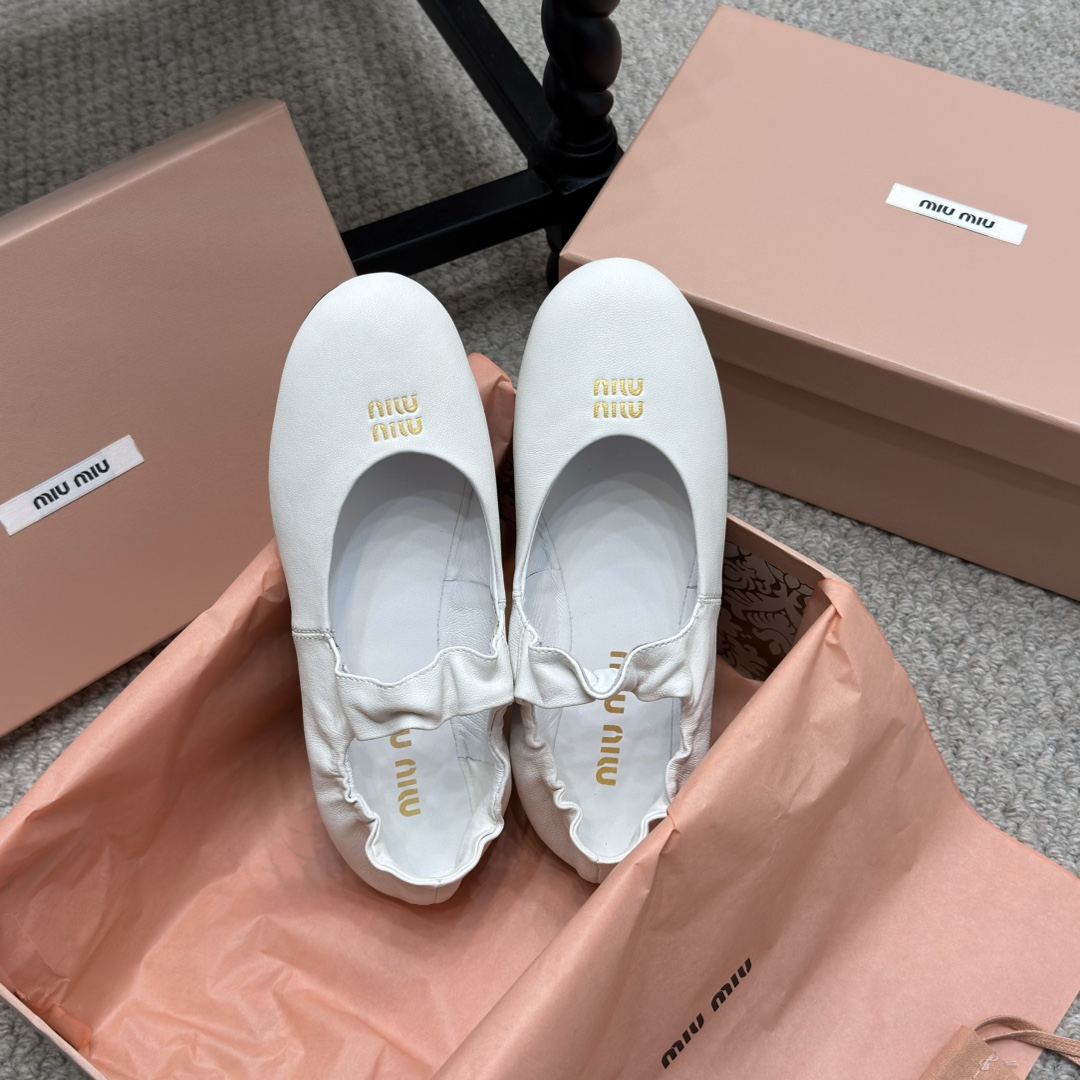 NO:231560,Showcase Miu Miu 2025 Spring and Summer Fashion Show... Show style propositions in multiple scenes, and a unique beauty is revealed between steps. Original 11 development, major stars. Internet celebrities love models, skin-friendly and soft autumn must-haves. The upper is simple and sexy. The fabric is completely suitable for the soft calfskin. The inner footbed sheepskin. Heel height is 1cm. Original rubber outsole!  Number of sizes: 35-40 with original packaging, ballet shoes, miumiu, cowhide, sheepskin19860909走秀款 Miu Miu 2025春夏系列时装秀… 于多重场景中流露风格主张 步履之间焕发独特之美 原版 11开发,各大明星 网红的热爱款 ,亲肤柔软秋季必备款 鞋面简约设计性感 面料完全对版的柔软小牛皮 内里垫脚绵羊皮 跟高1cm 原版橡胶大底！ 码数:35-40 配原版包装,芭蕾舞鞋,miumiu,cowhide,sheepskin,Women's Shoes