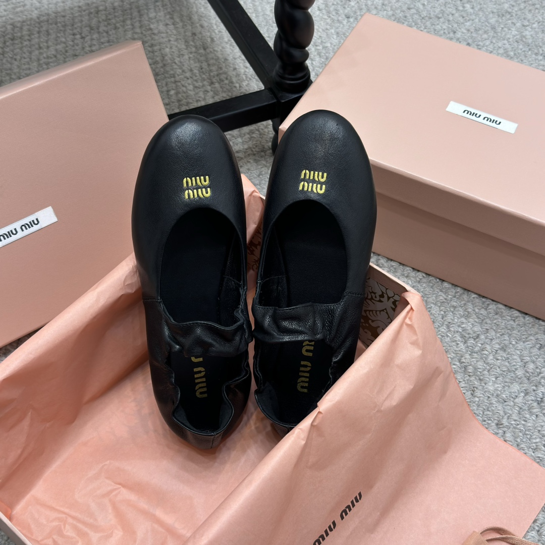 NO:236955,Showcase Miu Miu 2025 Spring and Summer Fashion Show... Show style propositions in multiple scenes, and a unique beauty is revealed between steps. Original 11 development, major stars. Internet celebrities love models, skin-friendly and soft autumn must-haves. The upper is simple and sexy. The fabric is completely suitable for the soft calfskin. The inner footbed sheepskin. Heel height is 1cm. Original rubber outsole!  Number of sizes: 35-40 with original packaging, ballet shoes, miumiu, cowhide, sheepskin19860909走秀款 Miu Miu 2025春夏系列时装秀… 于多重场景中流露风格主张 步履之间焕发独特之美 原版 11开发,各大明星 网红的热爱款 ,亲肤柔软秋季必备款 鞋面简约设计性感 面料完全对版的柔软小牛皮 内里垫脚绵羊皮 跟高1cm 原版橡胶大底！ 码数:35-40 配原版包装,芭蕾舞鞋,miumiu,cowhide,sheepskin,Women's Shoes