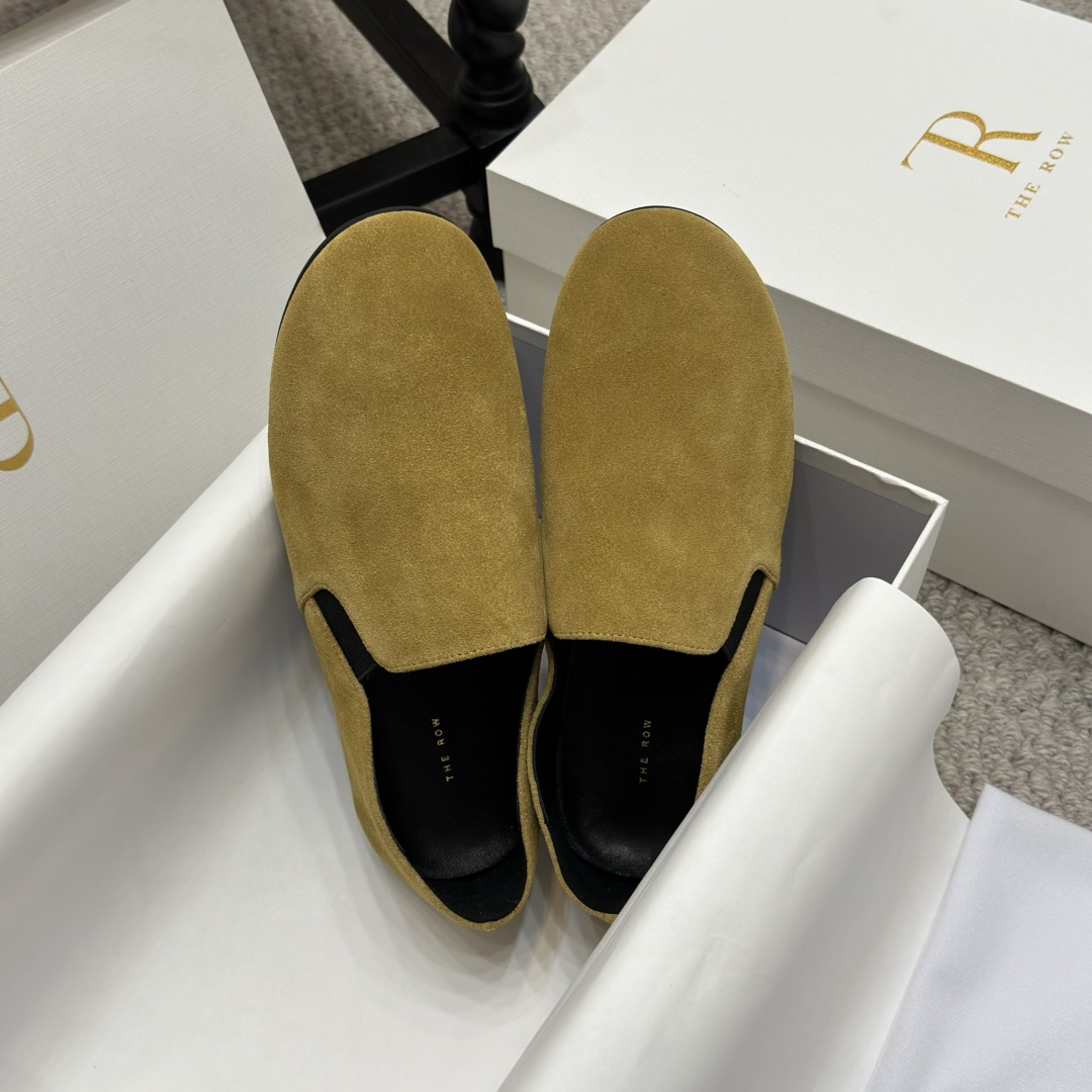 NO:229772,The Row Lazy Grandma Shoes Minimalist Round-toe Loafers Flat Shoes Soft and Comfortable French elegant temperament online, high-end and fashionable, salty or sweet, literary and elegant!  Wearable items in all seasons, easy to wear and look good, Fengmo’s global classic works, soft and delicate reverse-sweet fabric makes this single shoe immediately unique and very textured. The upper uses imported Niujing   Snowflake Piao, soft sheepskin, outsole, ultra-thin wear-resistant rubber sole, size35-39 (40 custom made without return), loafers, loafers, sheepskin19860909专柜同步 The Row 慵懒奶奶鞋 极简风圆头一脚蹬乐福鞋平底单鞋 柔软超舒服 法式优雅气质在线、高级又时髦,可盐可甜,文艺又气质！四季可穿的单品,好穿又好看,风魔全球经典著作,柔软细腻反绒面料让这款单鞋立马变得与众不同,非常的有质感. 鞋面采用进口牛京 雪花飘 内里和垫脚柔软羊皮 大底超薄耐磨橡胶大底 size35-39（40定做不退换）,乐福鞋,loafers,sheepskin,Women's Shoes