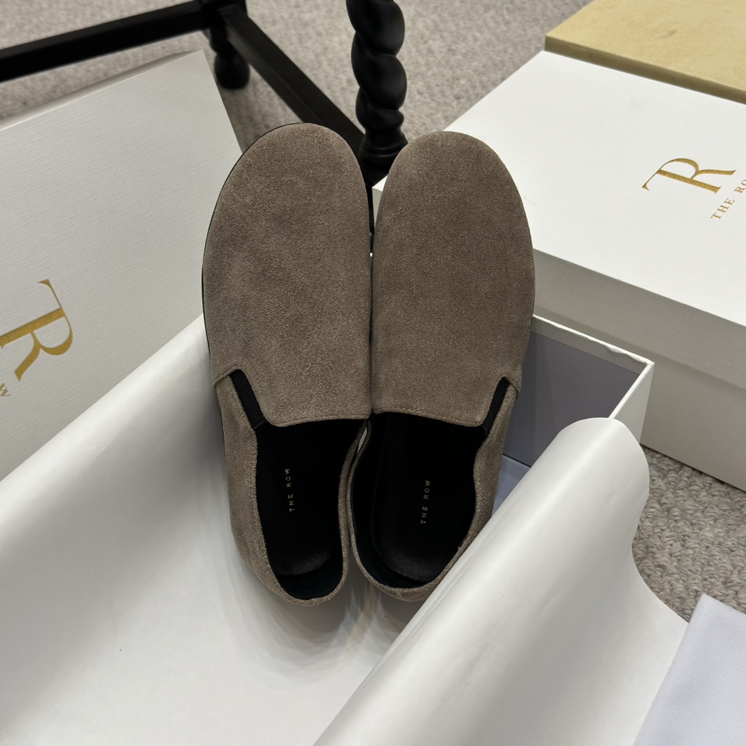 NO:229795,The Row Lazy Grandma Shoes Minimalist Round-toe Loafers Flat Shoes Soft and Comfortable French elegant temperament online, high-end and fashionable, salty or sweet, literary and elegant!  Wearable items in all seasons, easy to wear and look good, Fengmo’s global classic works, soft and delicate reverse-sweet fabric makes this single shoe immediately unique and very textured. The upper uses imported Niujing   Snowflake Piao, soft sheepskin, outsole, ultra-thin wear-resistant rubber sole, size35-39 (40 custom made without return), loafers, loafers, sheepskin19860909专柜同步 The Row 慵懒奶奶鞋 极简风圆头一脚蹬乐福鞋平底单鞋 柔软超舒服 法式优雅气质在线、高级又时髦,可盐可甜,文艺又气质！四季可穿的单品,好穿又好看,风魔全球经典著作,柔软细腻反绒面料让这款单鞋立马变得与众不同,非常的有质感. 鞋面采用进口牛京 雪花飘 内里和垫脚柔软羊皮 大底超薄耐磨橡胶大底 size35-39（40定做不退换）,乐福鞋,loafers,sheepskin,Women's Shoes
