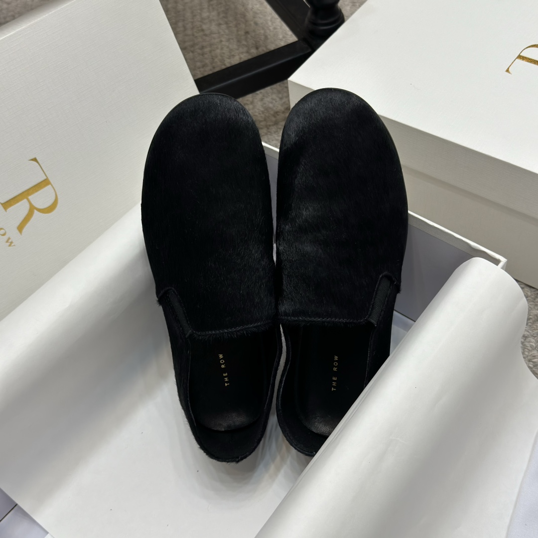 NO:229803,The Row Lazy Grandma Shoes Minimalist Round-toe Loafers Flat Shoes Soft and Comfortable French elegant temperament online, high-end and fashionable, salty or sweet, literary and elegant!  Wearable items in all seasons, easy to wear and look good, Fengmo’s global classic works, soft and delicate reverse-sweet fabric makes this single shoe immediately unique and very textured. The upper uses imported Niujing   Snowflake Piao, soft sheepskin, outsole, ultra-thin wear-resistant rubber sole, size35-39 (40 custom made without return), loafers, loafers, sheepskin19860909专柜同步 The Row 慵懒奶奶鞋 极简风圆头一脚蹬乐福鞋平底单鞋 柔软超舒服 法式优雅气质在线、高级又时髦,可盐可甜,文艺又气质！四季可穿的单品,好穿又好看,风魔全球经典著作,柔软细腻反绒面料让这款单鞋立马变得与众不同,非常的有质感. 鞋面采用进口牛京 雪花飘 内里和垫脚柔软羊皮 大底超薄耐磨橡胶大底 size35-39（40定做不退换）,乐福鞋,loafers,sheepskin,Women's Shoes