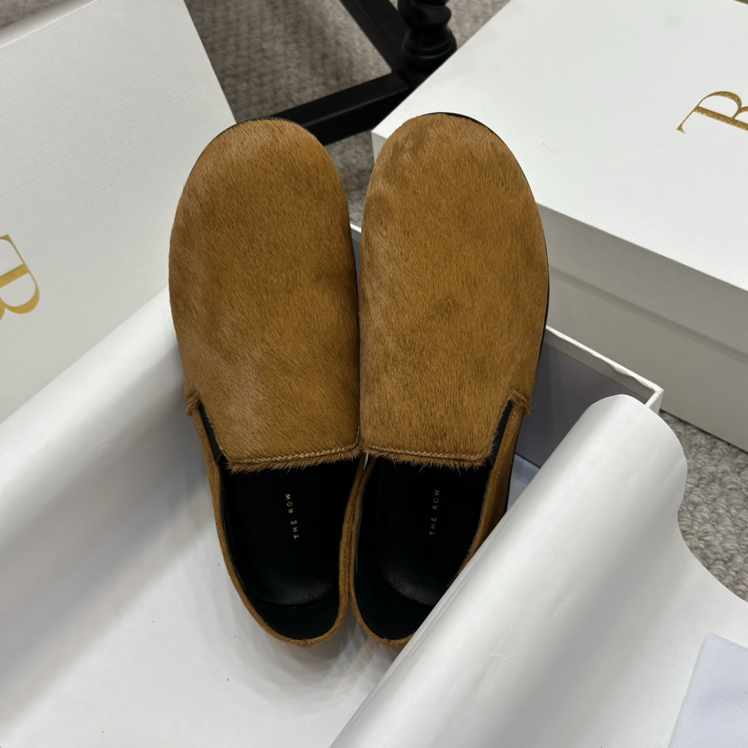 NO:229809,The Row Lazy Grandma Shoes Minimalist Round-toe Loafers Flat Shoes Soft and Comfortable French elegant temperament online, high-end and fashionable, salty or sweet, literary and elegant!  Wearable items in all seasons, easy to wear and look good, Fengmo’s global classic works, soft and delicate reverse-sweet fabric makes this single shoe immediately unique and very textured. The upper uses imported Niujing   Snowflake Piao, soft sheepskin, outsole, ultra-thin wear-resistant rubber sole, size35-39 (40 custom made without return), loafers, loafers, sheepskin19860909专柜同步 The Row 慵懒奶奶鞋 极简风圆头一脚蹬乐福鞋平底单鞋 柔软超舒服 法式优雅气质在线、高级又时髦,可盐可甜,文艺又气质！四季可穿的单品,好穿又好看,风魔全球经典著作,柔软细腻反绒面料让这款单鞋立马变得与众不同,非常的有质感. 鞋面采用进口牛京 雪花飘 内里和垫脚柔软羊皮 大底超薄耐磨橡胶大底 size35-39（40定做不退换）,乐福鞋,loafers,sheepskin,Women's Shoes