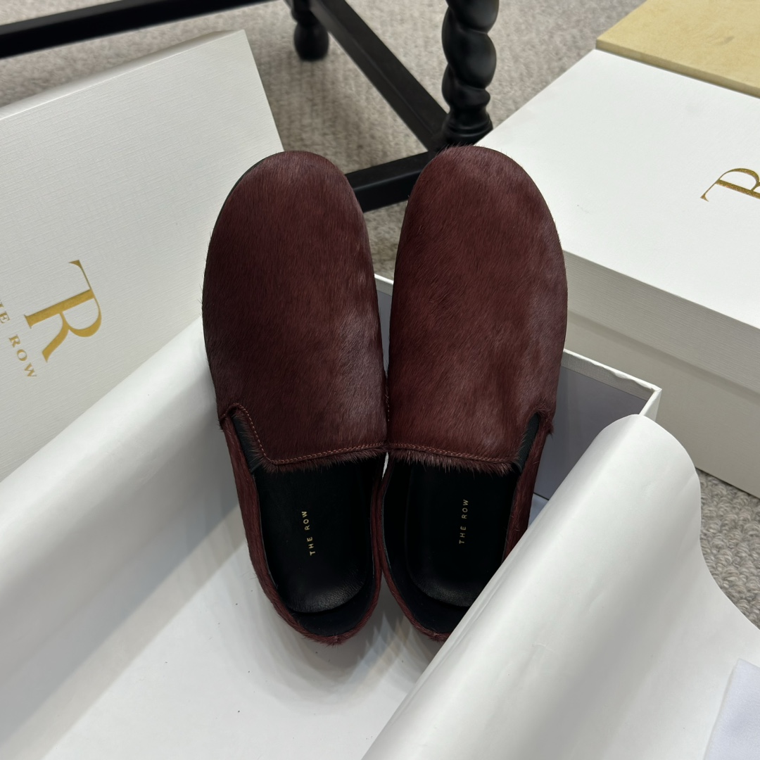 NO:229782,The Row Lazy Grandma Shoes Minimalist Round-toe Loafers Flat Shoes Soft and Comfortable French elegant temperament online, high-end and fashionable, salty or sweet, literary and elegant!  Wearable items in all seasons, easy to wear and look good, Fengmo’s global classic works, soft and delicate reverse-sweet fabric makes this single shoe immediately unique and very textured. The upper uses imported Niujing   Snowflake Piao, soft sheepskin, outsole, ultra-thin wear-resistant rubber sole, size35-39 (40 custom made without return), loafers, loafers, sheepskin19860909专柜同步 The Row 慵懒奶奶鞋 极简风圆头一脚蹬乐福鞋平底单鞋 柔软超舒服 法式优雅气质在线、高级又时髦,可盐可甜,文艺又气质！四季可穿的单品,好穿又好看,风魔全球经典著作,柔软细腻反绒面料让这款单鞋立马变得与众不同,非常的有质感. 鞋面采用进口牛京 雪花飘 内里和垫脚柔软羊皮 大底超薄耐磨橡胶大底 size35-39（40定做不退换）,乐福鞋,loafers,sheepskin,Women's Shoes