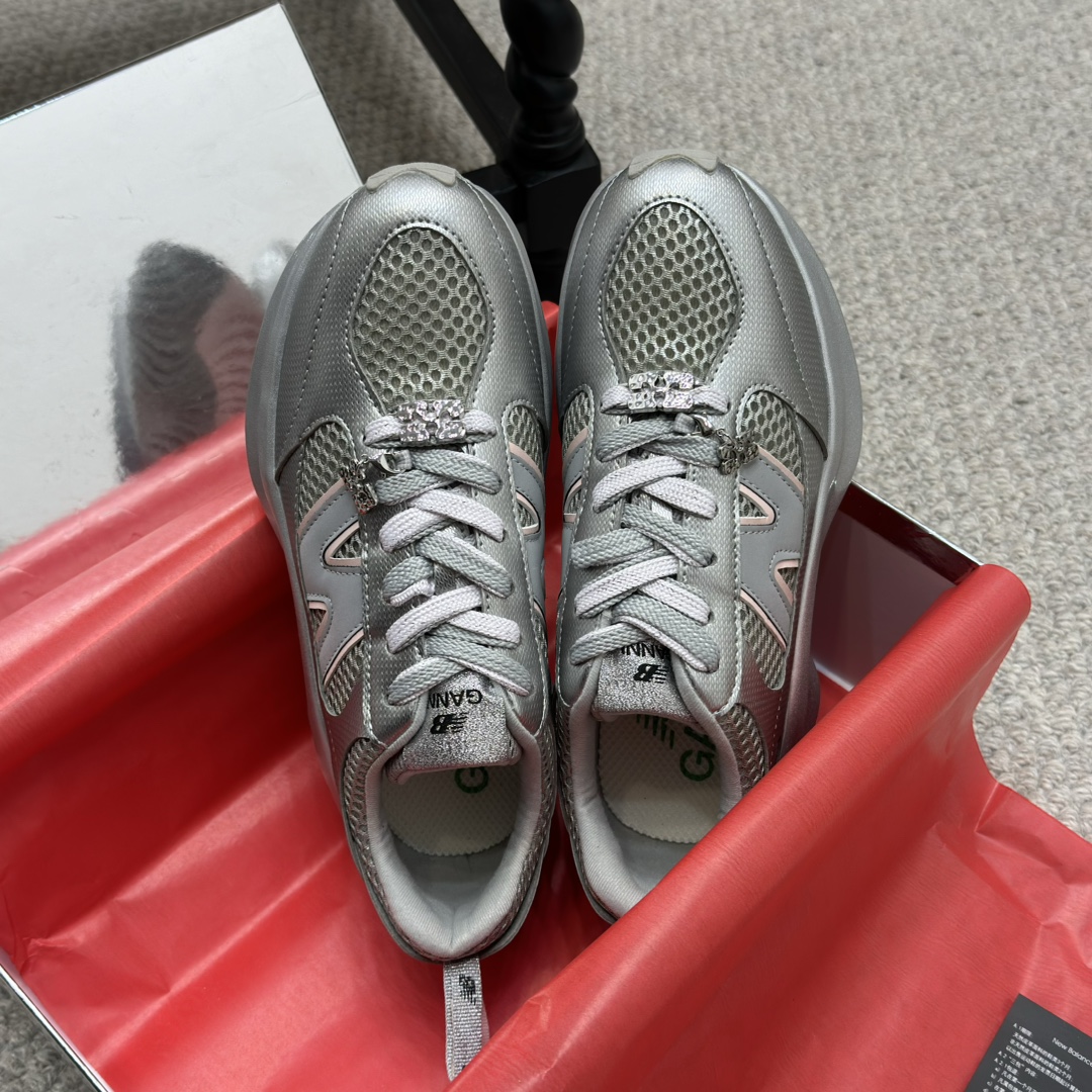 NO:236940,Purchase grade Ganni x NB co-branded Fresh Foam sneakers. Fresh Foam sneakers are equipped with the latest innovative Fresh Foam soles, which have super cushioning performance, bringing excellent support and comfort experience to all-weather wear. Use breathable materials to ensure air circulation in the shoes, making it an ideal choice for daily activities~sports and fitness!  The design of the tongue and heel is a joint logo, which is very personalized. The fine details on the upper are incorporated into Ganni's iconic butterfly elements, adding a unique style to this sneaker and reflecting Ganni's lively and playful design concept. Size35-45 (couple model), casual shoes/sports shoes, sneakers19860909代购级 Ganni x NB联名 Fresh Foam运动鞋. Fresh Foam运动鞋搭载有最新创新Fresh Foam鞋底,拥有超强的缓震性能,为全天候穿着带来卓越的支撑与舒适体验.采用透气材料,确保鞋内空气流通,使之成为日常活动~运动健身的理想选择！ 鞋舌与鞋跟上设计有联名标识,极具个性.而鞋面上细闪细节,融入了Ganni标志性的蝴蝶元素,为这款球鞋增添了一抹独特风情,体现了Ganni活泼俏皮的设计理念. Size35-45（情侣款),休闲鞋/运动鞋,sneakers,Women's Shoes