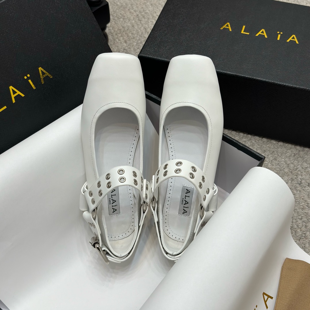 NO:476973,AlAIA｜Alaia classic retro, Mary Jane shoes ballet shoes, full of girlish style, modern and retro flavor, very simple and atmospheric. Whether it is a skirt, dress or jeans, it can be the finishing touch!  Material: Original custom calfskin imported mixed-bred sheepskin Italian leather large soles. Size 35-40, Mary Jane, alaia, mary jane, skirts, jeans, cowhide, sheepskin, Leather soles19860909AlAIA｜阿莱亚经典复古,玛丽珍鞋芭蕾舞鞋 满满的少女风 既摩登又复古的味道 非常的简约大气 不管是半身裙 连衣裙还是牛仔裤 它都能成为点睛之笔！ 材质 采用原版定制小牛皮 内里进口混种羊皮 意大利真皮大底 码数35-40,玛丽珍,alaia,mary jane,skirts,jeans,cowhide,sheepskin,Leather soles,Women's Shoes