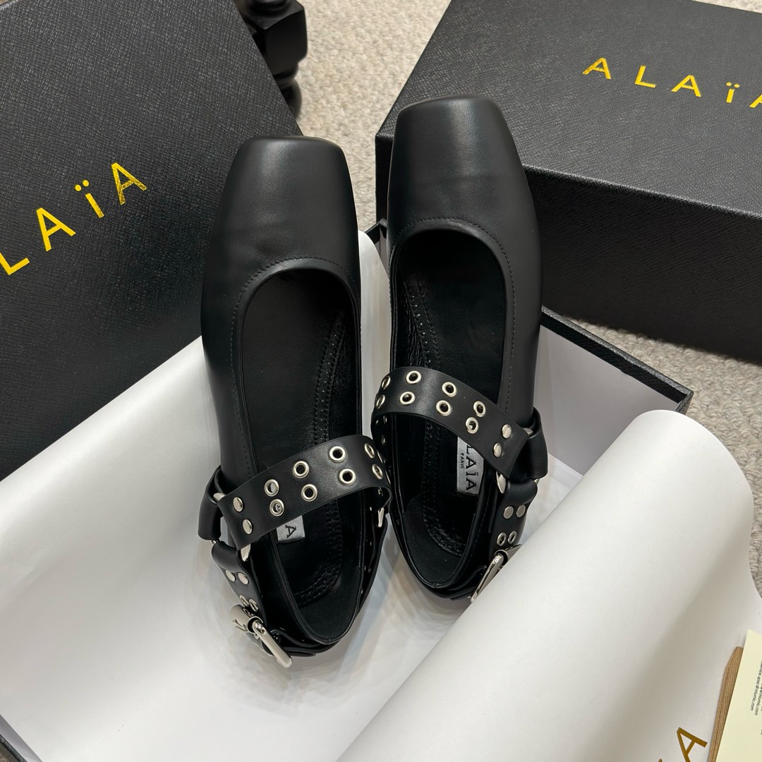 NO:476980,AlAIA｜Alaia classic retro, Mary Jane shoes ballet shoes, full of girlish style, modern and retro flavor, very simple and atmospheric. Whether it is a skirt, dress or jeans, it can be the finishing touch!  Material: Original custom calfskin imported mixed-bred sheepskin Italian leather large soles. Size 35-40, Mary Jane, alaia, mary jane, skirts, jeans, cowhide, sheepskin, Leather soles19860909AlAIA｜阿莱亚经典复古,玛丽珍鞋芭蕾舞鞋 满满的少女风 既摩登又复古的味道 非常的简约大气 不管是半身裙 连衣裙还是牛仔裤 它都能成为点睛之笔！ 材质 采用原版定制小牛皮 内里进口混种羊皮 意大利真皮大底 码数35-40,玛丽珍,alaia,mary jane,skirts,jeans,cowhide,sheepskin,Leather soles,Women's Shoes