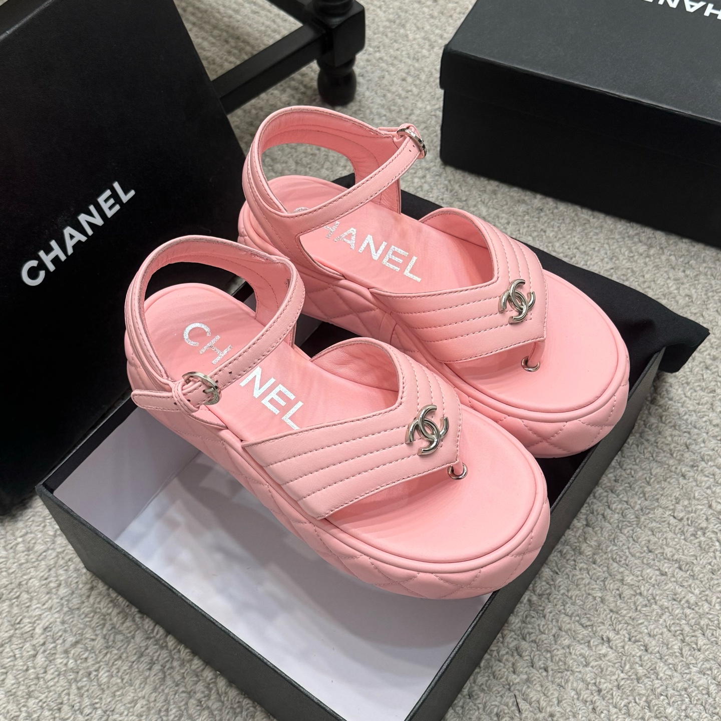 NO:168815,Purchase grade (official website synchronization) sandals CHANEL 25ss spring and summer beach slippers sandals The counter is very popular. A very difficult-to-buy shoe. The most popular thick-soled slippers on the entire network. You can imagine that Xiaoxiangguan cannot miss it. The appearance and comfort coexist. Simple and versatile thick-soled ** is super versatile. Whoever wears it with her eyes closed is good. Upper imported sheepskin/original fabric. The inner imported sheepskin. The original open-molded sole. Size: 35-41, sandals, chanel, sandals, slippers, sheepskin.19860909代购级（官网同步）凉鞋 CHANEL 25ss 春夏沙滩拖鞋 凉鞋 专柜非常火爆 非常难买的一款鞋 全网最火的厚底拖鞋 可想而知小香控不可错过的 颜值与舒适并存的 简约百搭厚底**超级百搭,闭眼入谁穿谁好看 鞋面进口羊皮/原版面料 内里进口羊皮里 大底原版开模大底 码数:35-41,凉鞋,chanel,sandals,slippers,sheepskin,Women's Shoes