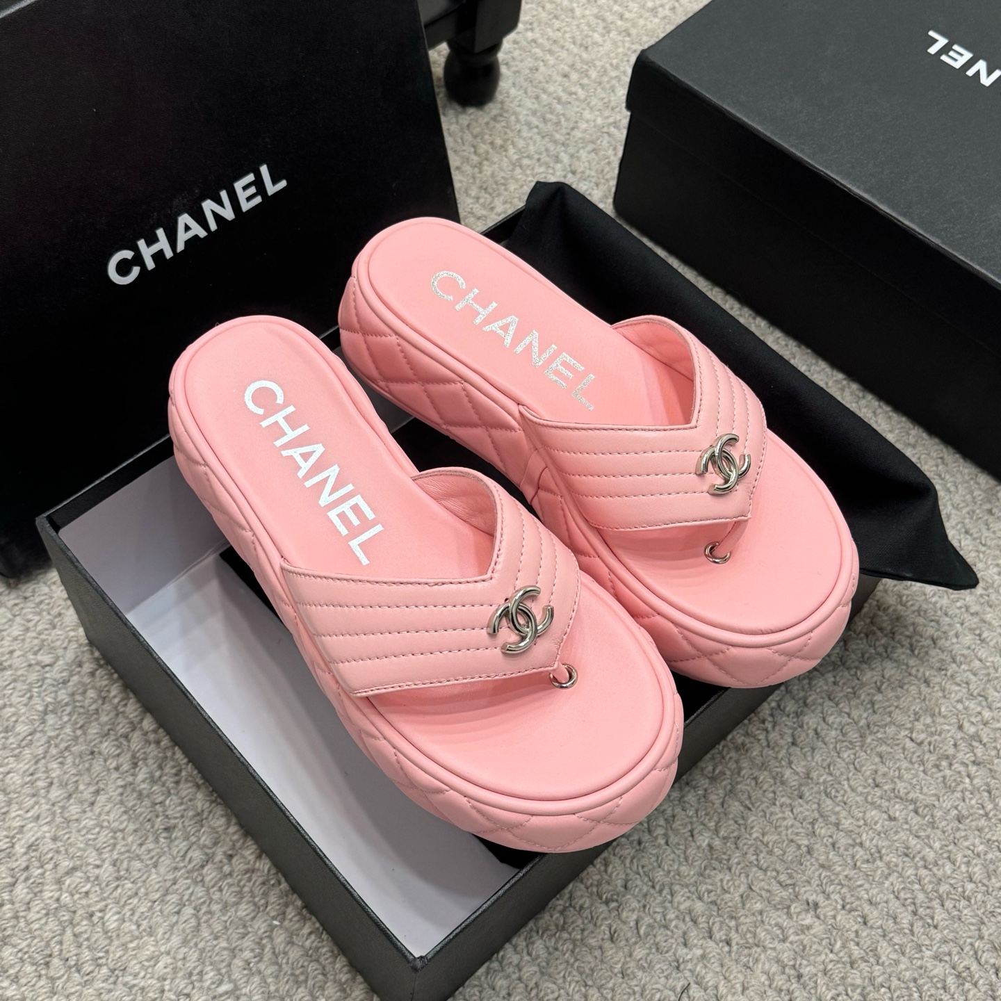 NO:168804,Purchase grade (official website synchronized) slippers CHANEL 25ss Spring and summer beach slippers Sandals The counter is very popular. A very difficult-to-buy shoe. The most popular thick-soled slippers on the entire network. You can imagine that Xiaoxiangguan cannot miss it. The appearance and comfort coexist. Simple and versatile thick-soled sole** is super versatile. Whoever wears it with her eyes closed is good. Upper imported sheepskin/original fabric. The inner imported sheepskin. The original open-molded sole. Size: 35-41, slippers, chanel, sandals, slippers, sheepskin.19860909代购级（官网同步）拖鞋 CHANEL 25ss 春夏沙滩拖鞋 凉鞋 专柜非常火爆 非常难买的一款鞋 全网最火的厚底拖鞋 可想而知小香控不可错过的 颜值与舒适并存的 简约百搭厚底**超级百搭,闭眼入谁穿谁好看 鞋面进口羊皮/原版面料 内里进口羊皮里 大底原版开模大底 码数:35-41,拖鞋,chanel,sandals,slippers,sheepskin,Women's Shoes