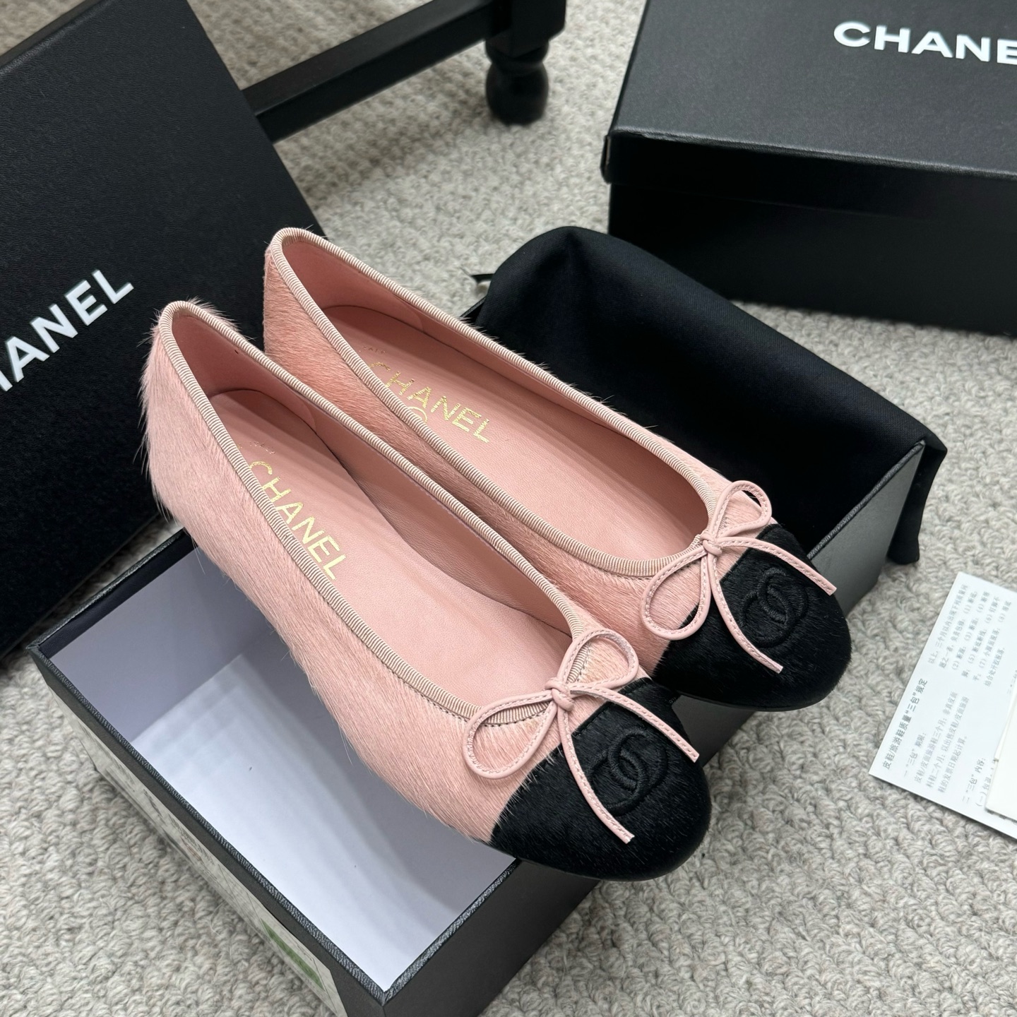 NO:231555,Purchase grade (higher version) CHANEL 25ss Spring and summer top version HK overseas purchasing Original 1:1 Chanel Chanel 100-year classic bow round-toed ballet shoes Not many good quality, truly making it easy to enter and exit the counter without pressure. Regardless of last shape, leather selection, and manufacturing technology, they are genuine craftsmanship, very exquisite. Fabric imported from Italy mixed-bred sheepskin inner imported sheepskin (sweat absorbing and soft) Sole Italian special A-grade genuine leather sole Size 35 -40, single shoes, chanel, chanel, sheepskin19860909代购级（高版本） CHANEL 25ss 春夏顶级版本 HK海外代购 原版1:1Chanel香奈儿万年经典蝴蝶结 圆头芭蕾舞鞋 好品质不多 真正做到随便进出专柜无压力 无论楦型、皮料选择、制造工艺都是正品工艺,十分考究. 面料意大利进口混种羊皮 内里进口绵羊皮（吸汗柔软） 鞋底意大利特A级真皮底 码数35 －40,单鞋,chanel,chanel,sheepskin,Women's Shoes