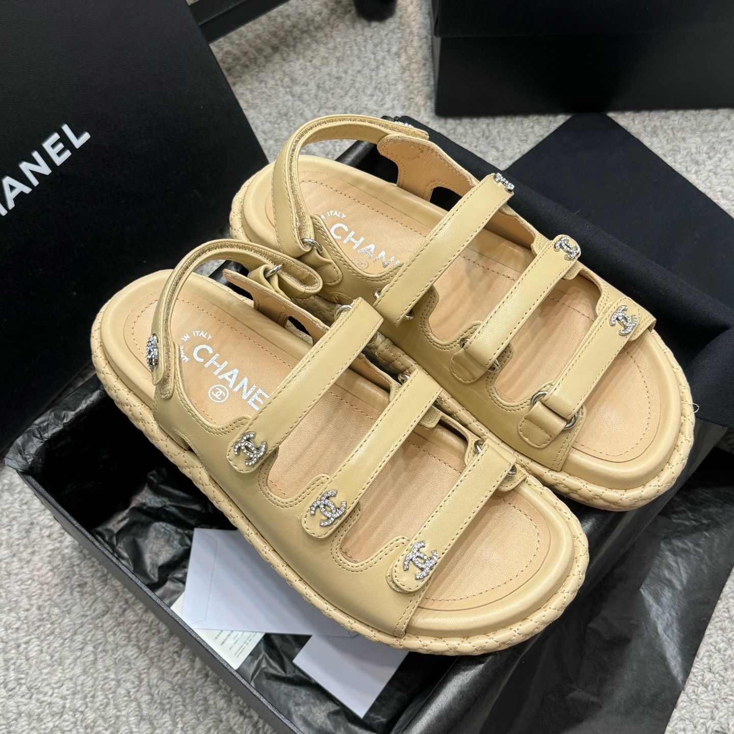 NO:168782,Purchase grade (official website synchronized) sandals CHANEL 25ss Spring and summer beach slippers Sandals Series Chanel The king of domestic and foreign counters is out of stock. I finally got it after searching all the domestic counters. I was so surprised when I saw the real thing when I opened the box. I liked it so much. I called on my best friends to group to buy it and grab it, and it was rising. I was named by major bloggers. I really love it. I am invincible and beautiful. It looks like a variety of combinations. I wear it at will. It is very convenient to wear Velcro. It is very convenient to hold. This series is now available for sale!  Original material, inner sheepskin. Special hardware buckle Exclusive mold opening custom logo Ultralight foaming outsole Size35-41, sandals, chanel, chanel, sandals, slippers, sheepskin19860909代购级（官网同步）凉鞋 CHANEL 25ss 春夏沙滩拖鞋 凉鞋 系列 香奈儿 国内国外专柜断货王,找遍国内专柜心心念念终于到手 第一眼开箱看到实物让我太惊讶了,太喜欢了呼吁闺蜜们组团购买疯抢度蹭蹭蹭上涨 被各大博主点名沙滩拖鞋真的是超级爱了,上脚无敌好看简直万种搭配,随意穿搭拿捏的稳稳的,魔术贴f穿着非常方便 hold的各种穿搭场合,本系列现已登陆发售！ 原厂材料,内里羊皮.专用五金扣 独家开模定制logo 超轻发泡大底 Size35-41,凉鞋,chanel,chanel,sandals,slippers,sheepskin,Women's Shoes