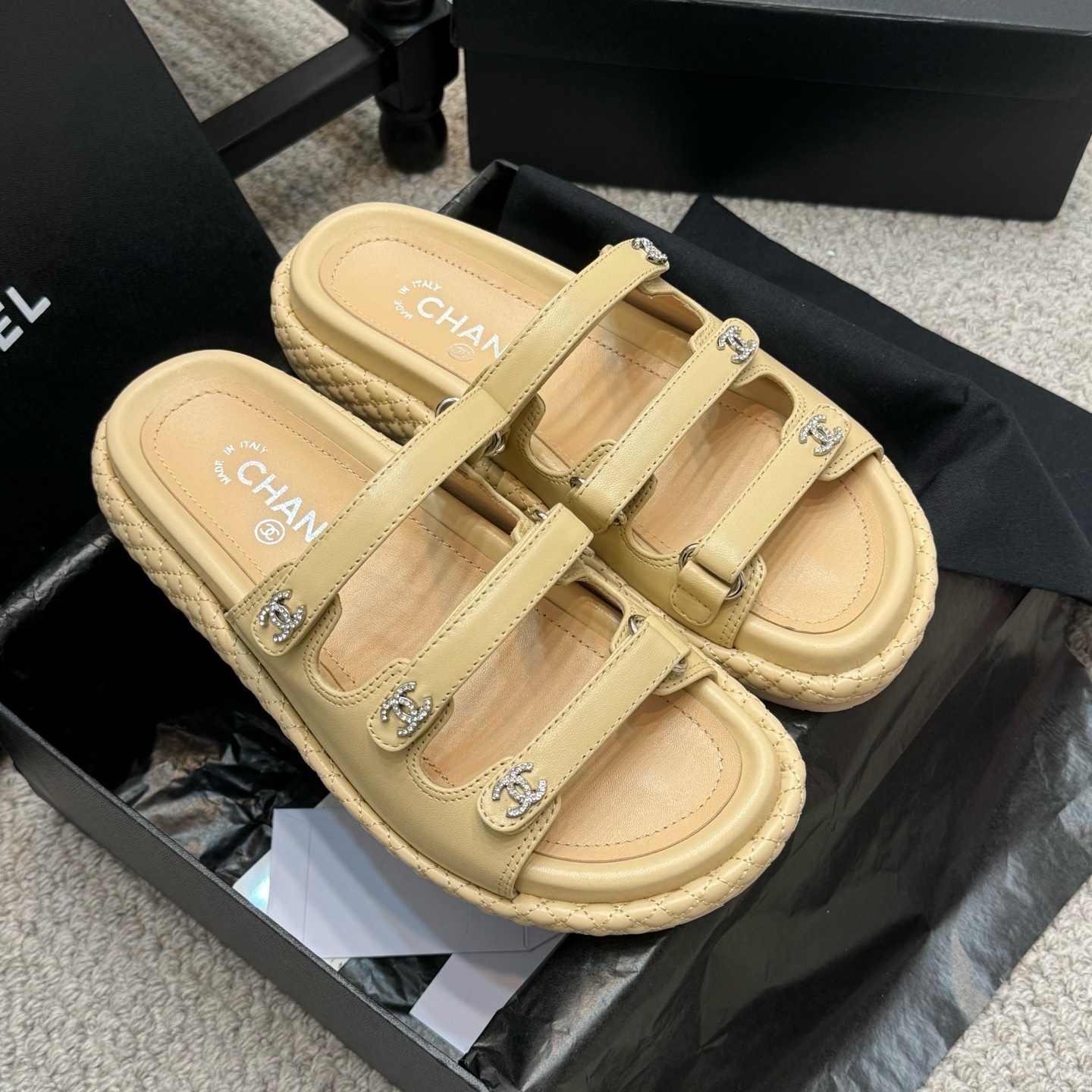 NO:168807,Purchase-related (official website synchronized) slippers CHANEL 25ss Spring and summer beach slippers Sandals Series Chanel The king of domestic and foreign counters is out of stock. I finally got it after searching all the domestic counters. I was so surprised when I saw the real thing when I opened the box. I liked it so much. I called on my best friends to group to buy it and grab it, and it was rising. I was named by major bloggers. I really love it. I am invincible and beautiful. It looks like a variety of combinations. I wear it at will. It is very convenient to wear Velcro. It is very convenient to hold. This series is now available for sale!  Original material, inner sheepskin. Special hardware buckle Exclusive mold opening custom logo Ultralight foaming outsole Size35-41, slippers, chanel, chanel, sandals, slippers, sheepskin19860909代购级（官网同步）拖鞋 CHANEL 25ss 春夏沙滩拖鞋 凉鞋 系列 香奈儿 国内国外专柜断货王,找遍国内专柜心心念念终于到手 第一眼开箱看到实物让我太惊讶了,太喜欢了呼吁闺蜜们组团购买疯抢度蹭蹭蹭上涨 被各大博主点名沙滩拖鞋真的是超级爱了,上脚无敌好看简直万种搭配,随意穿搭拿捏的稳稳的,魔术贴f穿着非常方便 hold的各种穿搭场合,本系列现已登陆发售！ 原厂材料,内里羊皮.专用五金扣 独家开模定制logo 超轻发泡大底 Size35-41,拖鞋,chanel,chanel,sandals,slippers,sheepskin,Women's Shoes