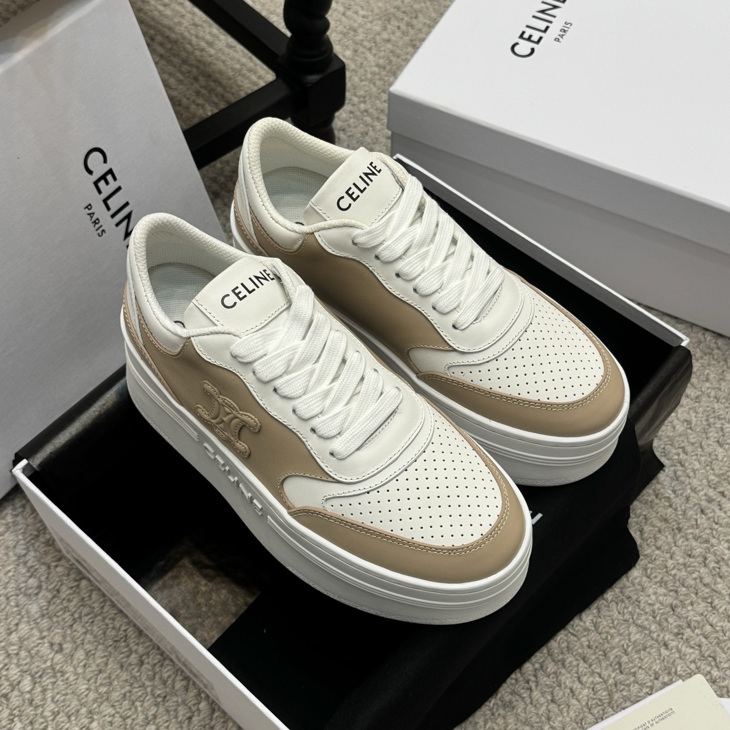 NO:231569,Purchase grade (synchronized on the official website) CELINE silly silly white shoes, CELINE logo thick-soled bread shoes with back top and side imprints on the shoe. 2025 spring and summer new style Arc de Triomphe logo lace-up simple and comfortable, clean and neat, heightening and thin legs. Whether worn alone or with wide-leg pants, high street and retro, we will make CELINE girls. The upper is original matte cowhide inner lining original inner lining out of the sole Tpu material Size35-40, casual shoes/sports shoes, celine, celine, sneakers, cowhide19860909代购级（官网同步） CELINE思琳赛琳 厚底 小白鞋 鞋后帮和侧面压印CELINE标志厚底面包鞋 2025春夏新款 凯旋门徽标系带 简单舒服,干净利落,增高显腿细 无论是单穿还是搭配阔腿裤,高街又复古一起来做CELINE女孩 鞋面原版磨砂牛皮 内里原版内里 大底Tpu材质 Size35-40,休闲鞋/运动鞋,celine,celine,sneakers,cowhide,Women's Shoes