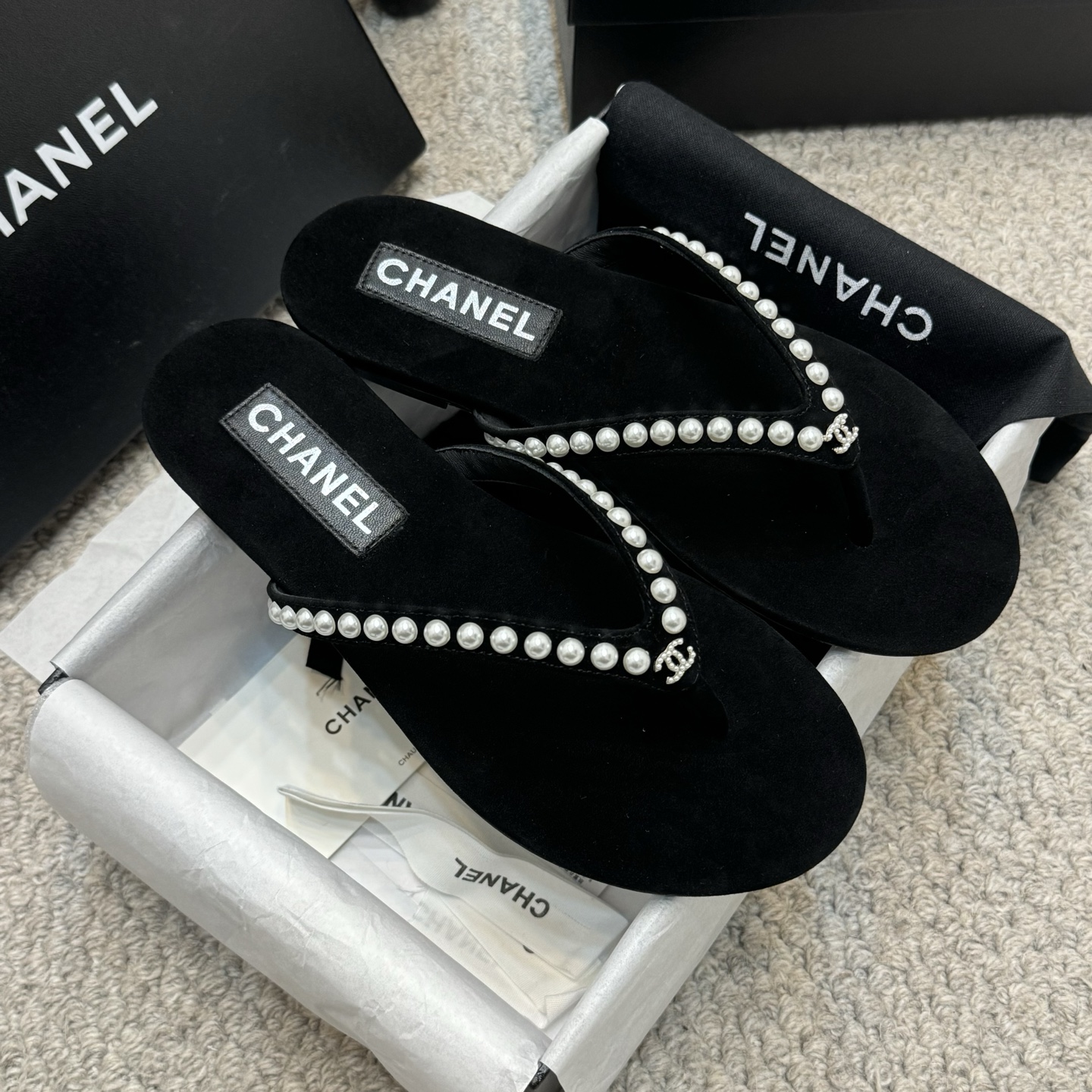 NO:165922,High-version CHANEL丨Xiaoxiang 25C early spring new pearl flip-flops The original version is purchased and customized as soon as possible!  All 11 customized pearl shoelaces, Swarovski rhinestone double C buckles ~ custom imported Yangjing fabric, Italian leather sole size35-40 (40 customized), slippers, chanel, slippers, sheep, Leather soles19860909高版本 CHANEL丨小香25C早春新款珍珠人字拖 原版第一时间购入定制！全部11定制珍珠鞋带,施华洛水钻双C扣～订制进口羊京面料,意大利真皮大底 size35-40(40定做),拖鞋,chanel,slippers,sheep,Leather soles,Women's Shoes