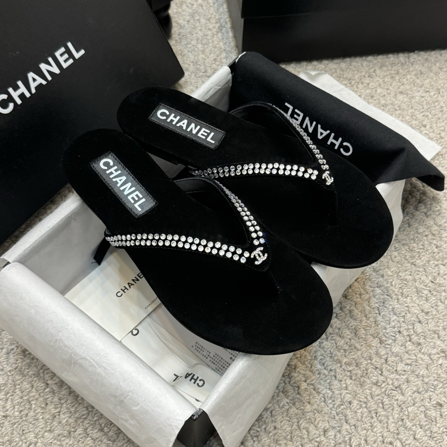 NO:165928,High-version CHANEL丨Xiaoxiang 25C early spring new pearl rhinestone flip-flops. The original version is purchased and customized as soon as possible!  All 11 customized pearl shoelaces, Swarovski rhinestone double C buckles ~ custom imported Yangjing fabric, Italian leather sole size35-40 (40 customized), slippers, chanel, slippers, sheep, Leather soles19860909高版本 CHANEL丨小香25C早春新款珍珠水钻人字拖 原版第一时间购入定制！全部11定制珍珠鞋带,施华洛水钻双C扣～订制进口羊京面料,意大利真皮大底 size35-40(40定做),拖鞋,chanel,slippers,sheep,Leather soles,Women's Shoes