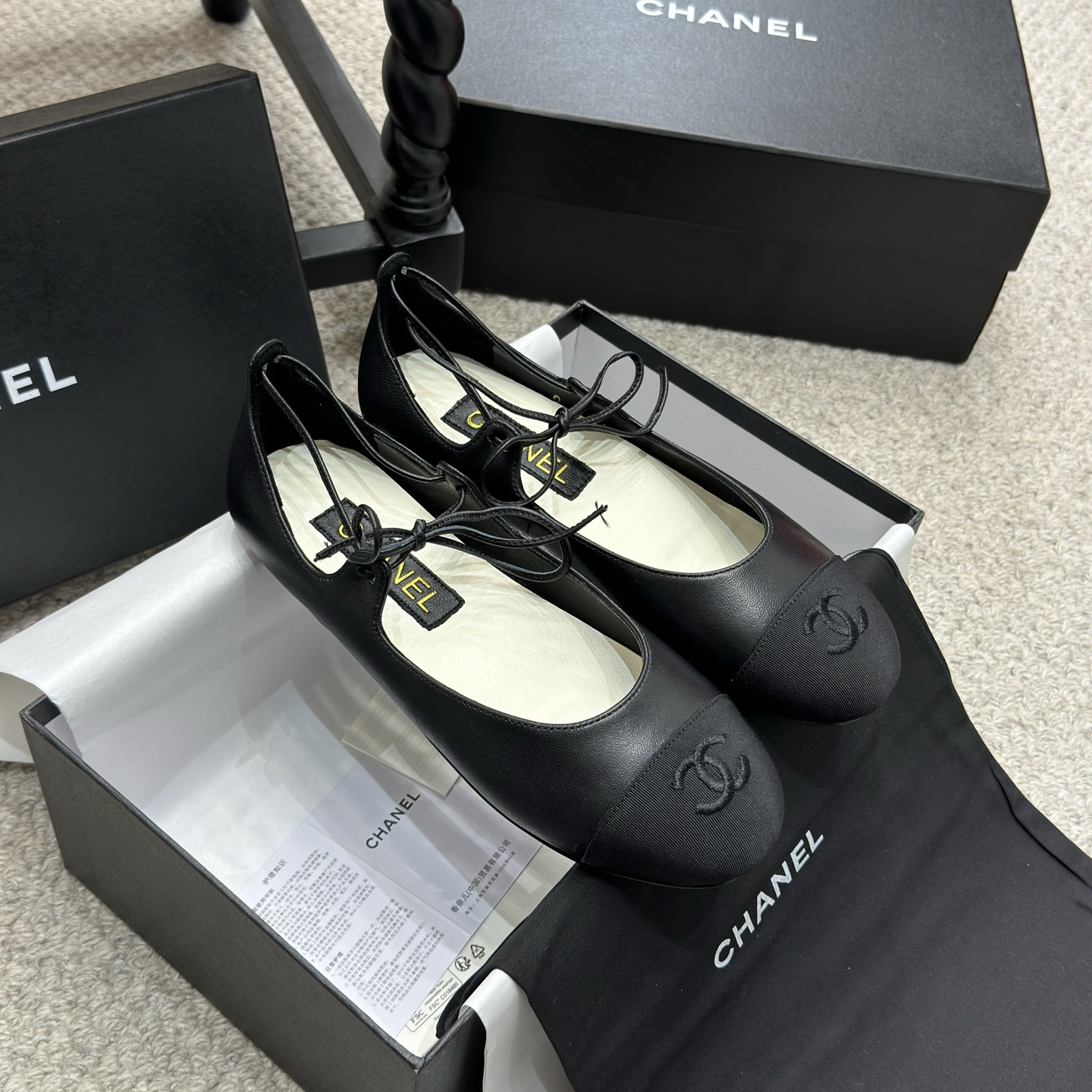 NO:235995,Counter synchronization CHANEL2025ss catwalk Mary Jane single shoes!  Simple yet sweet and playful!  Three-dimensional electric embroidery logo, solid color fabric is refreshing and easy to match, and it is more heeled with buttons. Upper sheepskin imported inside, outsole leather outsole (the same as the original version). Size: 35-40. The original packaging is full set of exquisite packaging, ballet shoes, chanel, mary jane, sheepskin, Leather soles19860909专柜同步  CHANEL2025ss走秀款玛丽珍单鞋！ 简约又不失甜美俏皮！ 立体电绣logo,纯色面料清爽易搭,搭配扣子更加跟脚. 鞋面羊皮 内里进口羊皮里 大底真皮大底(原版一样) 码数:35-40 包装原版全套精美包装,芭蕾舞鞋,chanel,mary jane,sheepskin,Leather soles,Women's Shoes