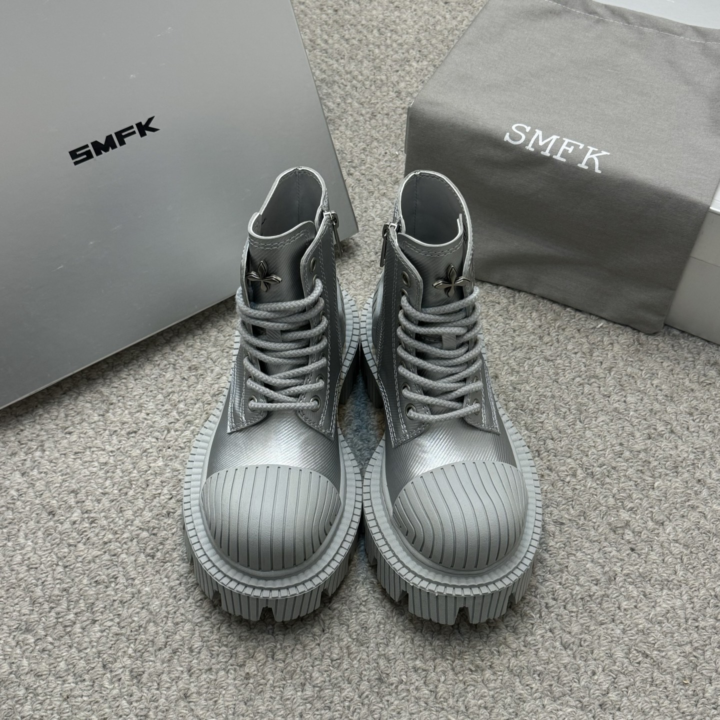 NO:229702,Purchase version SMFK2025 early spring new thick-soled Martin boots counter out of stock, with a heart-warming texture full of the foot, an invincible**, you can enter with your eyes closed. One of the very fashionable items, many internet celebrity bloggers and celebrities wear SMFK Martin boots, the more you look, the more you look, the more you look, the more you look, the more you look, the more you look, the more you look, the more you look, the lining, the inner material, the original inner sole, the original molded sole, the size 35-40, boots, boots19860909代购版本 SMFK2025早春新款厚底马丁靴专柜断货王,一眼心动质感拉满,上脚无敌**,闭眼可入,非常时髦的单品之一超多网红博主、明星都穿SMFK的马丁靴,真的是越看越上头超级百搭 面料原版材质 内里原版内里 鞋底原版开模鞋底 码数35-40,靴子,boots,Women's Shoes