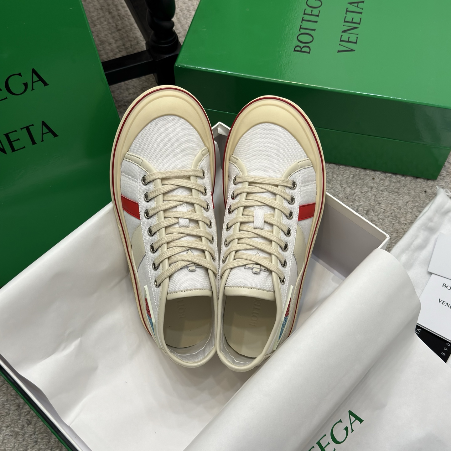 NO:235960,The counter synchronous low top high top BOTTEG* VENETA BV25ss The new retro Eliot sneakers are now on the market! The new BV Eliot is inspired by retro basketball shoes, and the childlike colors are youthful and energetic! The same style for men and women, you can wear couple shoes. The whole shoe is breathable and comfortable, the canvas upper is lightweight, and the upper is spliced ​​with soft and luxurious sheepskin inlay. The red line on each shoe is hand-painted, which is more tasteful and attitude! Size35-40, casual shoes/sports shoes, bottega veneta, bottega veneta, bottega veneta, sneakers, sheepskin19860909专柜同步低帮 高帮 BOTTEG* VENETA BV25ss 新款复古Eliot运动鞋上市即封神! BV全新的 Eliot 以复古篮球鞋为设计灵感,童趣 的色彩焕发青春活力!男女同款,可以做情侣鞋穿着哦 整个鞋子透气舒适,帆布鞋面自重轻盈,鞋帮 拼接处以柔软奢华的羊皮镶嵌包裹 每只鞋边的红线均为手工绘画,更具品味与态度喔! Size35-40,休闲鞋/运动鞋,bottega veneta,bottega veneta,sneakers,sheepskin,Women's Shoes