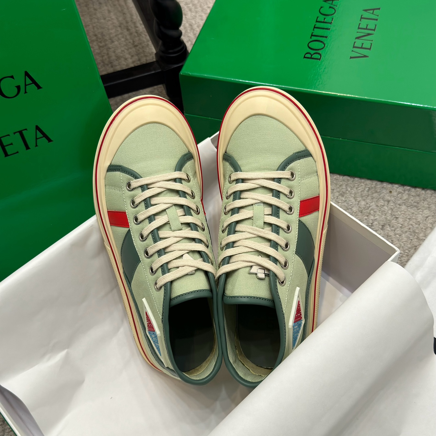 NO:235962,The counter synchronous low top high top BOTTEG* VENETA BV25ss The new retro Eliot sneakers are now on the market! The new BV Eliot is inspired by retro basketball shoes, and the childlike colors are youthful and energetic! The same style for men and women, you can wear couple shoes. The whole shoe is breathable and comfortable, the canvas upper is lightweight, and the upper is spliced ​​with soft and luxurious sheepskin inlay. The red line on each shoe is hand-painted, which is more tasteful and attitude! Size35-40, casual shoes/sports shoes, bottega veneta, bottega veneta, bottega veneta, sneakers, sheepskin19860909专柜同步低帮 高帮 BOTTEG* VENETA BV25ss 新款复古Eliot运动鞋上市即封神! BV全新的 Eliot 以复古篮球鞋为设计灵感,童趣 的色彩焕发青春活力!男女同款,可以做情侣鞋穿着哦 整个鞋子透气舒适,帆布鞋面自重轻盈,鞋帮 拼接处以柔软奢华的羊皮镶嵌包裹 每只鞋边的红线均为手工绘画,更具品味与态度喔! Size35-40,休闲鞋/运动鞋,bottega veneta,bottega veneta,sneakers,sheepskin,Women's Shoes