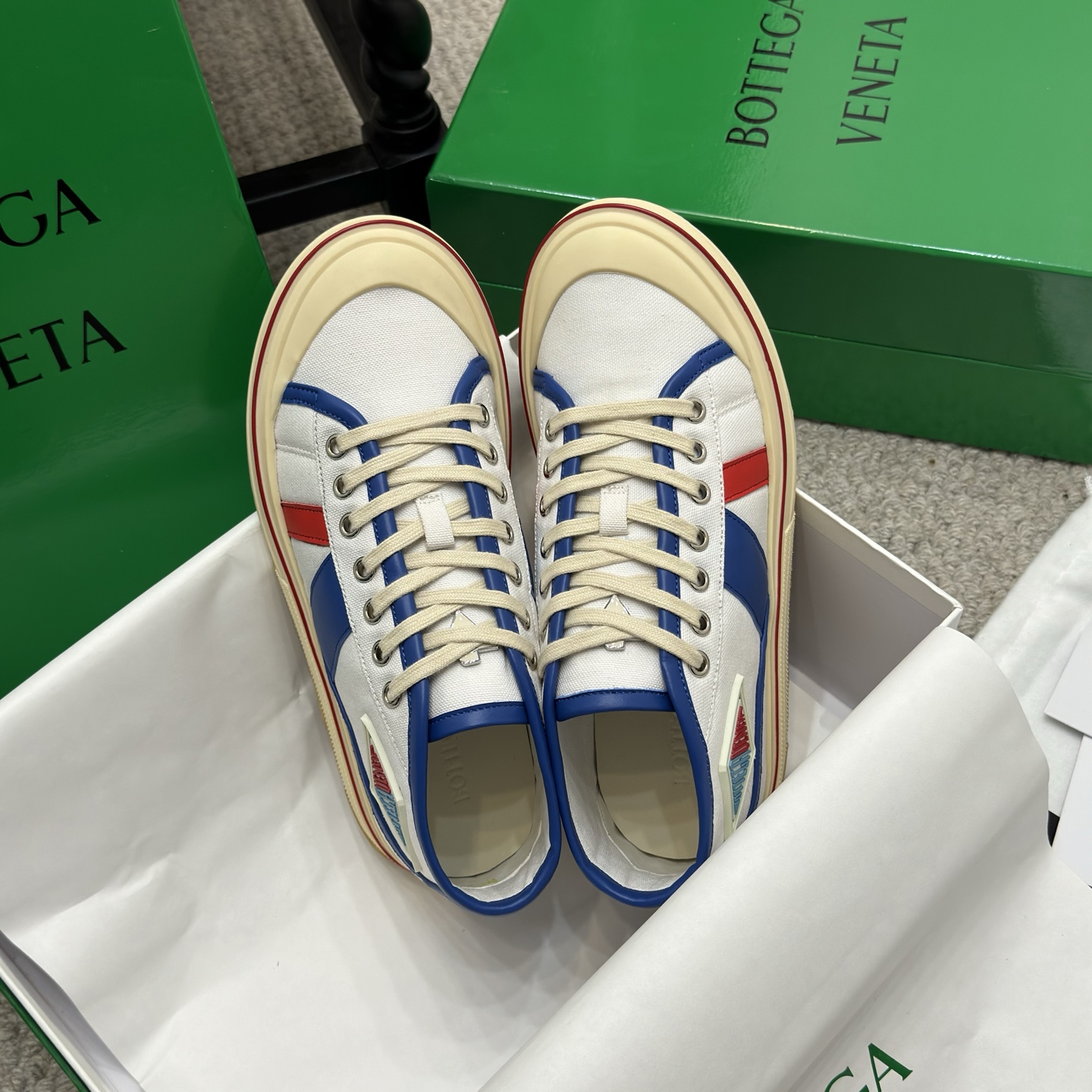 NO:235966,The counter synchronous low top high top BOTTEG* VENETA BV25ss The new retro Eliot sneakers are now on the market! The new BV Eliot is inspired by retro basketball shoes, and the childlike colors are youthful and energetic! The same style for men and women, you can wear couple shoes. The whole shoe is breathable and comfortable, the canvas upper is lightweight, and the upper is spliced ​​with soft and luxurious sheepskin inlay. The red line on each shoe is hand-painted, which is more tasteful and attitude! Size35-40, casual shoes/sports shoes, bottega veneta, bottega veneta, bottega veneta, sneakers, sheepskin19860909专柜同步低帮 高帮 BOTTEG* VENETA BV25ss 新款复古Eliot运动鞋上市即封神! BV全新的 Eliot 以复古篮球鞋为设计灵感,童趣 的色彩焕发青春活力!男女同款,可以做情侣鞋穿着哦 整个鞋子透气舒适,帆布鞋面自重轻盈,鞋帮 拼接处以柔软奢华的羊皮镶嵌包裹 每只鞋边的红线均为手工绘画,更具品味与态度喔! Size35-40,休闲鞋/运动鞋,bottega veneta,bottega veneta,sneakers,sheepskin,Women's Shoes