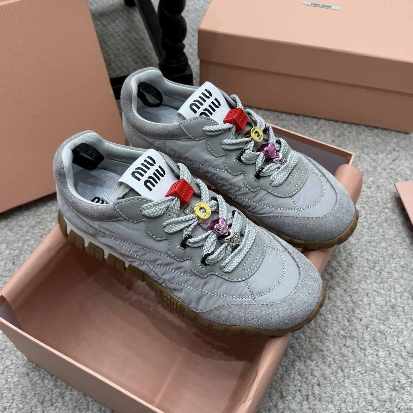 NO:235998,High-end version (20 buckles) MIUMIU Miu Latest Tyre series casual sports shoes German training shoes biscuit shoes Original purchase and development Made this Tyre combines elegant temperament and sports functions. The dynamic rubber sole is flexible and wear-resistant, reminiscent of tire patterns. This version of sneakers is made of fabric fabric and suede leather, indicating Miu Miu's avant-garde attitude. The delivery counter is exquisitely packaged. The original custom imported fabric   cowhide imported breathable fabric. The sole is original mold-opening and anti-slip TPU material. The bottom thickness is 3CM Size: 35-40, casual shoes/sports shoes, miumiu, sneakers, cowhide19860909高版本（配扣20) MIUMIU缪缪 最新Tyre系列 休闲 运动鞋 德训鞋 饼干鞋 原版购入开发 做货 这款Tyre集优雅气质与运动功能于一身.动感橡胶鞋底柔韧耐磨,令人联想起轮胎花纹.这一版运动鞋选用织物面料与绒面皮革制成,昭示Miu Miu前卫态度 配送专柜精美包装 面料原版定制进口织物 牛皮 内里进口透气织物 鞋底原版开模防滑TPU材质 底厚3CM Size:35-40,休闲鞋/运动鞋,miumiu,sneakers,cowhide,Women's Shoes