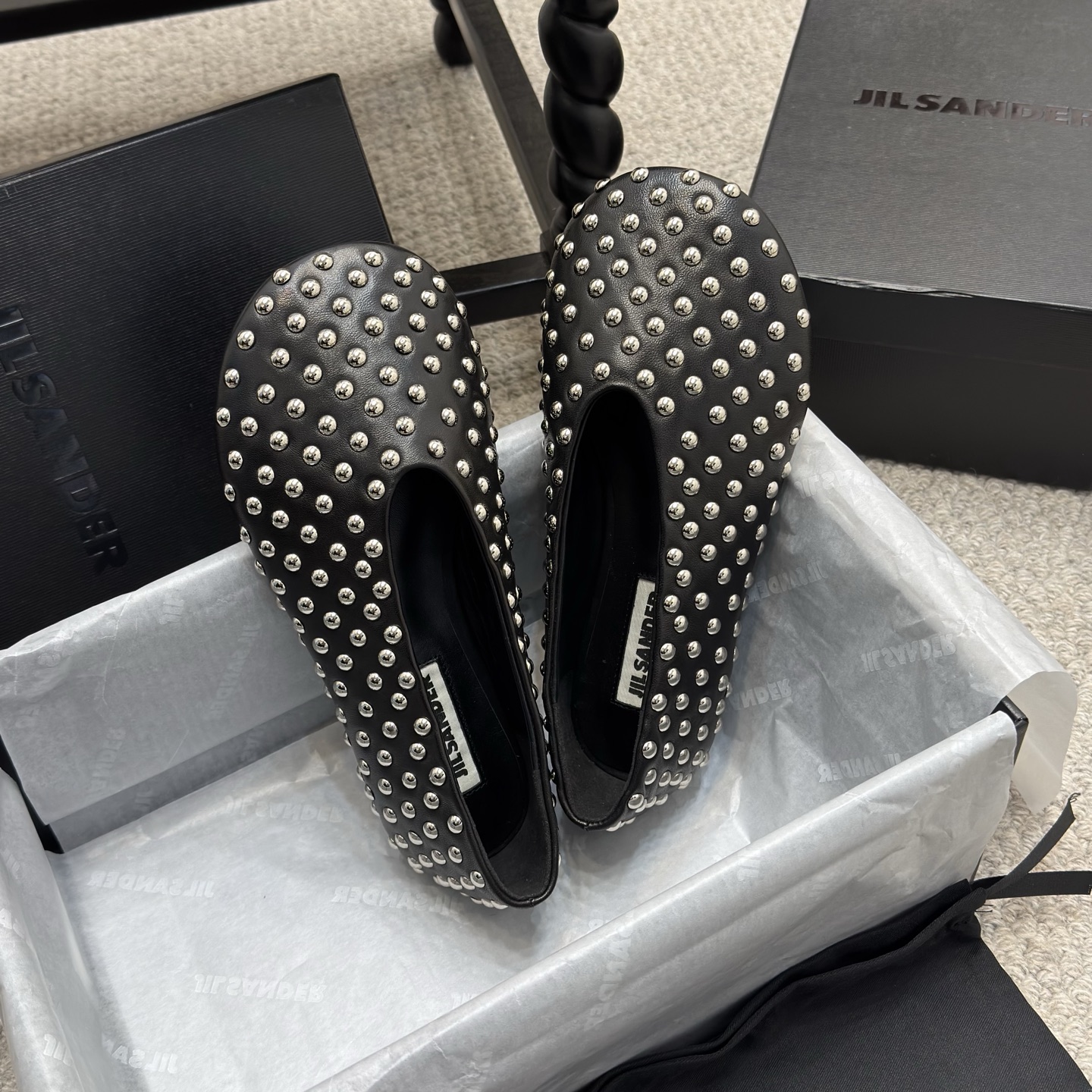 NO:235980,Simple model Jil Sander 2025 summer new model, top version High-quality style Minimalist design High-quality quality Fashion and comfort coexist. A versatile artifact. Must-have items Full genuine leather imported from Italy genuine leather sole Heavy craftsmanship heel Imported upper Sheepskin Inner sheepskin Sole Original customized multi-layer heavy craftsmanship genuine leather sole Size35-40 (40 custom made) Packaging original full set of packaging, sandals single shoes, jil sander, sandals, sheepskin19860909简约款 Jil Sander2025夏季新款,顶级版本 高定气质款 极简设计 高质感品质 时尚与舒适并存.百搭神器.必备单品 全真皮意大利进口真皮鞋底 重工艺异形跟 鞋面进口绵羊皮 内里羊皮 鞋底原版定制多层重工艺真皮鞋底 Size35-40（40订做） 包装原版全套包装,凉鞋单鞋,jil sander,sandals,sheepskin,Women's Shoes