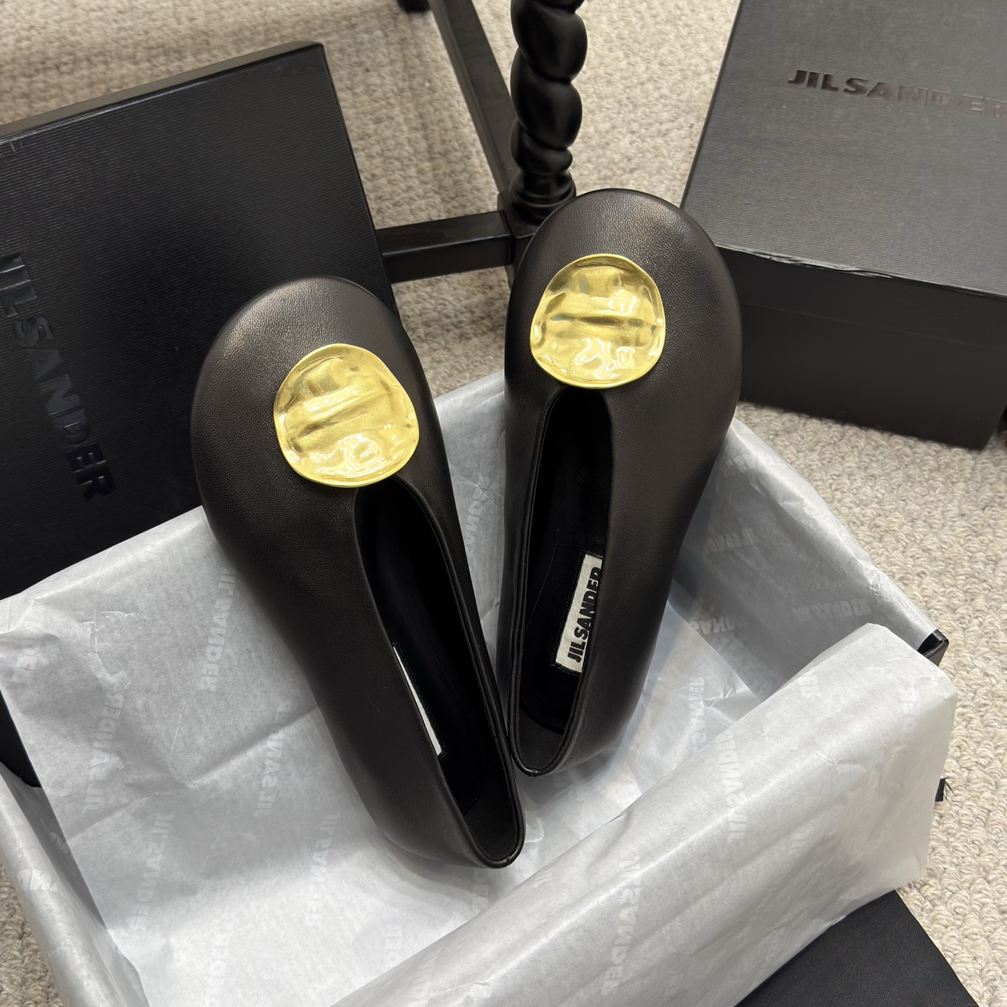 NO:235986,Simple model Jil Sander 2025 summer new model, top version High-quality style Minimalist design High-quality quality Fashion and comfort coexist. A versatile artifact. Must-have items Full genuine leather imported from Italy genuine leather sole Heavy craftsmanship heel Imported upper Sheepskin Inner sheepskin Sole Original customized multi-layer heavy craftsmanship genuine leather sole Size35-40 (40 custom made) Packaging original full set of packaging, sandals single shoes, jil sander, sandals, sheepskin19860909简约款 Jil Sander2025夏季新款,顶级版本 高定气质款 极简设计 高质感品质 时尚与舒适并存.百搭神器.必备单品 全真皮意大利进口真皮鞋底 重工艺异形跟 鞋面进口绵羊皮 内里羊皮 鞋底原版定制多层重工艺真皮鞋底 Size35-40（40订做） 包装原版全套包装,凉鞋单鞋,jil sander,sandals,sheepskin,Women's Shoes