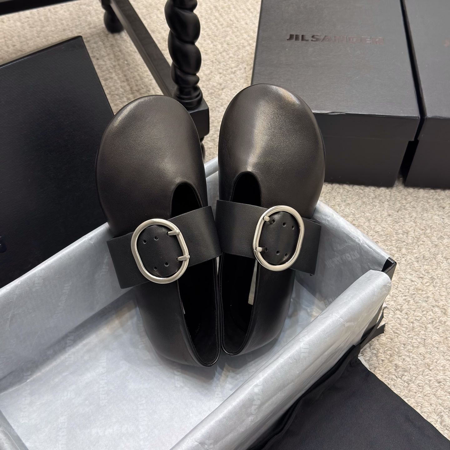 NO:235992,Simple model Jil Sander 2025 summer new model, top version High-quality style Minimalist design High-quality quality Fashion and comfort coexist. A versatile artifact. Must-have items Full genuine leather imported from Italy genuine leather sole Heavy craftsmanship heel Imported upper Sheepskin Inner sheepskin Sole Original customized multi-layer heavy craftsmanship genuine leather sole Size35-40 (40 custom made) Packaging original full set of packaging, sandals single shoes, jil sander, sandals, sheepskin19860909简约款 Jil Sander2025夏季新款,顶级版本 高定气质款 极简设计 高质感品质 时尚与舒适并存.百搭神器.必备单品 全真皮意大利进口真皮鞋底 重工艺异形跟 鞋面进口绵羊皮 内里羊皮 鞋底原版定制多层重工艺真皮鞋底 Size35-40（40订做） 包装原版全套包装,凉鞋单鞋,jil sander,sandals,sheepskin,Women's Shoes