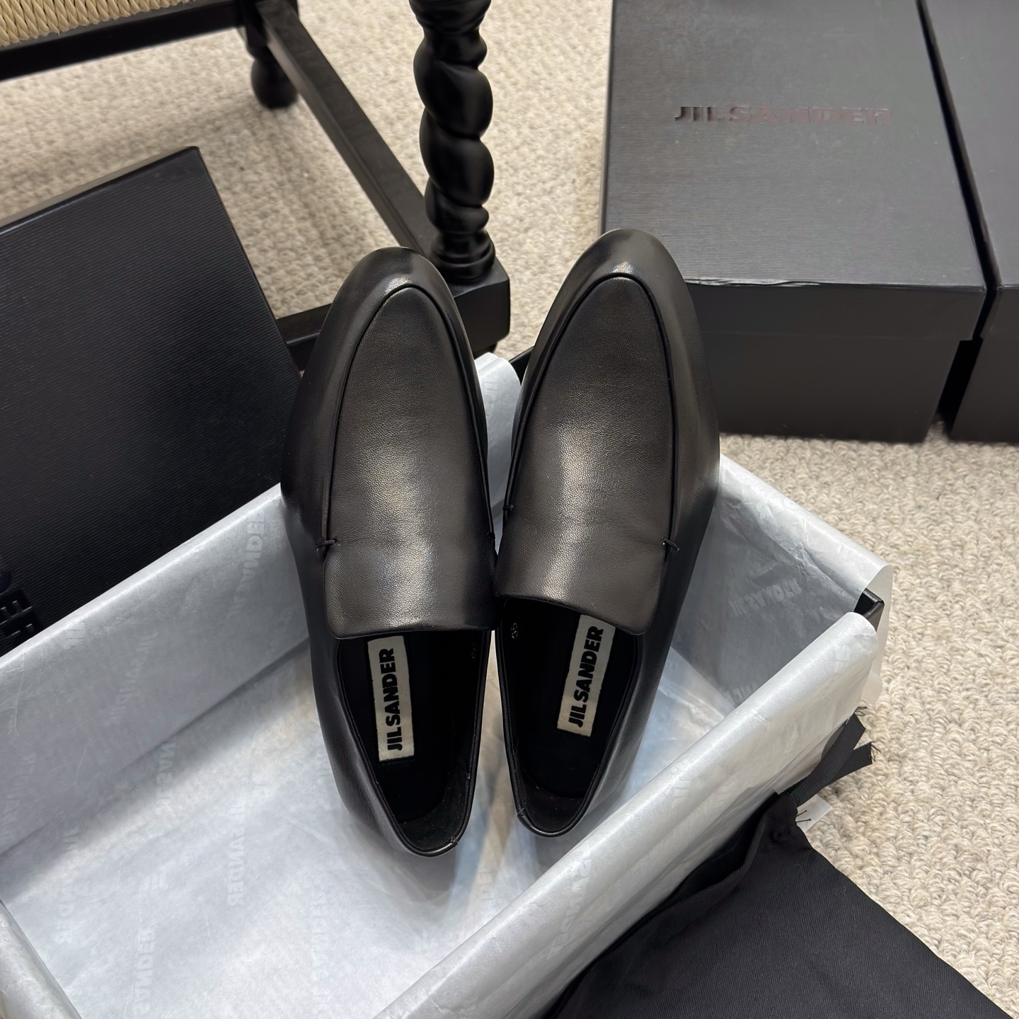 NO:235967,Simple model Jil Sander 2025 summer new model, top version High-quality style Minimalist design High-quality quality Fashion and comfort coexist. A versatile artifact. Must-have items Full-leg leather imported from Italy Real leather sole Heavy craftsmanship heel Upper toe layer calf leather Inner sheepskin Sole Original custom multi-layer heavy-craftsmanship genuine leather sole Size35-40 (40 custom made) Packaging original full set of packaging, leather shoes, jil sander, cowhide, sheepskin19860909简约款 Jil Sander2025夏季新款,顶级版本 高定气质款 极简设计 高质感品质 时尚与舒适并存.百搭神器.必备单品 全真皮意大利进口真皮鞋底 重工艺异形跟 鞋面头层小牛皮 内里羊皮 鞋底原版定制多层重工艺真皮鞋底 Size35-40（40订做） 包装原版全套包装,皮鞋,jil sander,cowhide,sheepskin,Women's Shoes