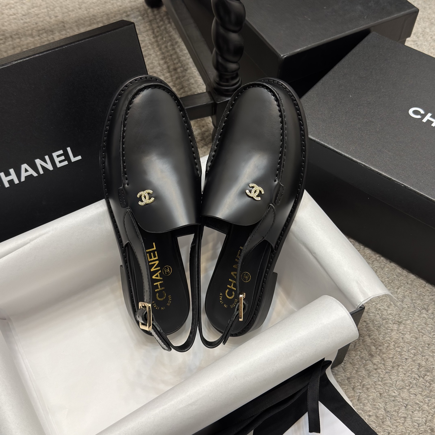 NO:235973,Popular single-shoe sandals CHANE* | Xiaoxiang 25C British style double C loafer sandals This loafer lover must not miss this style of this style is more neutral and handsome. Double C rhinestone hardware buckle looks particularly exquisite. One foot pedal. It is really not too convenient to put on and take off!  The upper is made of imported open beads, the inner foot pad is made of high-end sheepskin, imported Italian leather sole Size35-42, sandals, chanel, loafers, sandals, sheepskin, Leather soles19860909爆款单鞋凉鞋 CHANE* ｜小香25C英伦风双C乐福鞋凉鞋 此款乐福鞋爱好者绝不能错过 这款气质上更中性帅气几分 双C 水钻五金扣 显得格外精致 一脚蹬 穿脱真的不要太方便！ 鞋面采用进口开边珠 内里垫脚采用高级羊皮 意大利进口真皮大底 Size35-42,凉鞋单鞋,chanel,loafers,sandals,sheepskin,Leather soles,Women's Shoes