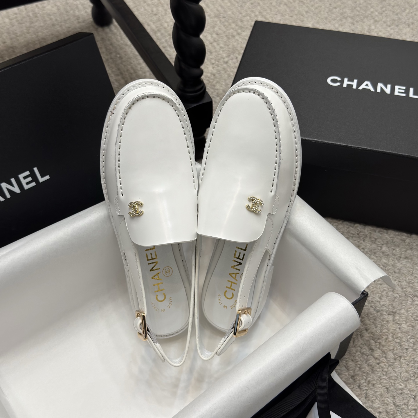 NO:235979,Popular single-shoe sandals CHANE* | Xiaoxiang 25C British style double C loafer sandals This loafer lover must not miss this style of this style is more neutral and handsome. Double C rhinestone hardware buckle looks particularly exquisite. One foot pedal. It is really not too convenient to put on and take off!  The upper is made of imported open beads, the inner foot pad is made of high-end sheepskin, imported Italian leather sole Size35-42, sandals, chanel, loafers, sandals, sheepskin, Leather soles19860909爆款单鞋凉鞋 CHANE* ｜小香25C英伦风双C乐福鞋凉鞋 此款乐福鞋爱好者绝不能错过 这款气质上更中性帅气几分 双C 水钻五金扣 显得格外精致 一脚蹬 穿脱真的不要太方便！ 鞋面采用进口开边珠 内里垫脚采用高级羊皮 意大利进口真皮大底 Size35-42,凉鞋单鞋,chanel,loafers,sandals,sheepskin,Leather soles,Women's Shoes