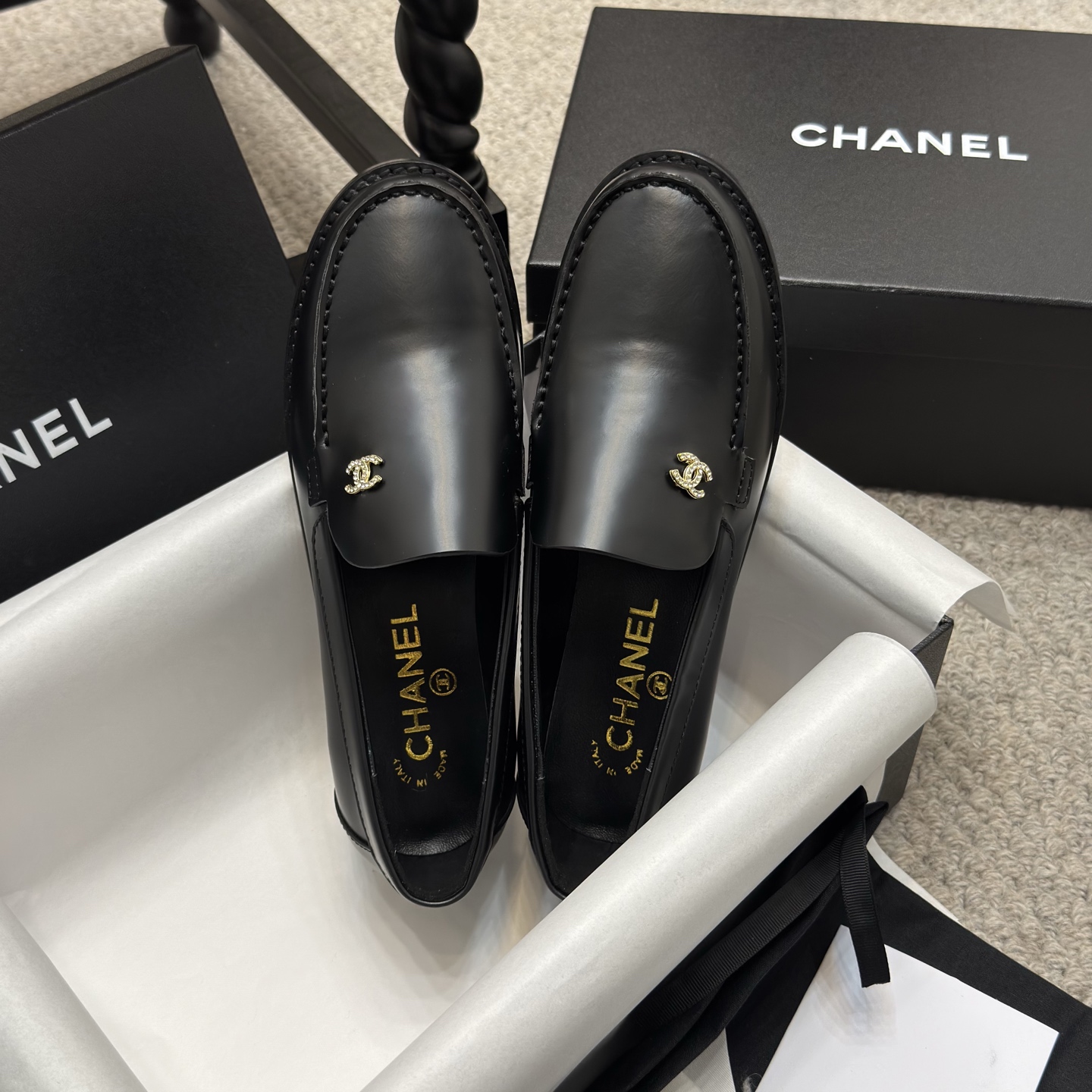 NO:235988,Popular single-shoe sandals CHANE* | Xiaoxiang 25C British style double C loafer sandals This loafer lover must not miss this style of this style is more neutral and handsome. Double C rhinestone hardware buckle looks particularly exquisite. One foot pedal. It is really not too convenient to put on and take off!  The upper is made of imported open beads, the inner foot pad is made of high-end sheepskin, imported Italian leather sole Size35-42, sandals, chanel, loafers, sandals, sheepskin, Leather soles19860909爆款单鞋凉鞋 CHANE* ｜小香25C英伦风双C乐福鞋凉鞋 此款乐福鞋爱好者绝不能错过 这款气质上更中性帅气几分 双C 水钻五金扣 显得格外精致 一脚蹬 穿脱真的不要太方便！ 鞋面采用进口开边珠 内里垫脚采用高级羊皮 意大利进口真皮大底 Size35-42,凉鞋单鞋,chanel,loafers,sandals,sheepskin,Leather soles,Women's Shoes