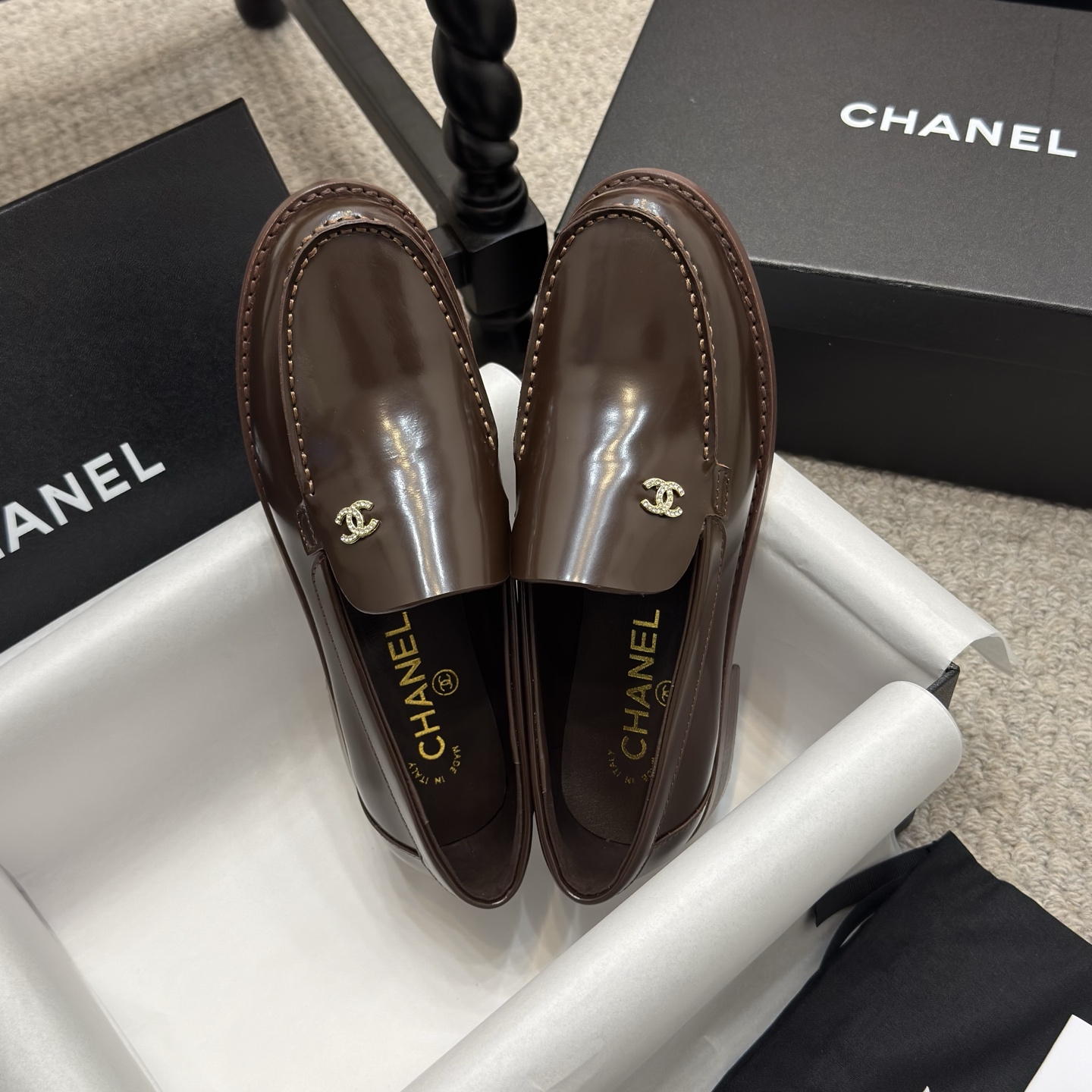 NO:235965,Popular single-shoe sandals CHANE* | Xiaoxiang 25C British style double C loafer sandals This loafer lover must not miss this style of this style is more neutral and handsome. Double C rhinestone hardware buckle looks particularly exquisite. One foot pedal. It is really not too convenient to put on and take off!  The upper is made of imported open beads, the inner foot pad is made of high-end sheepskin, imported Italian leather sole Size35-42, sandals, chanel, loafers, sandals, sheepskin, Leather soles19860909爆款单鞋凉鞋 CHANE* ｜小香25C英伦风双C乐福鞋凉鞋 此款乐福鞋爱好者绝不能错过 这款气质上更中性帅气几分 双C 水钻五金扣 显得格外精致 一脚蹬 穿脱真的不要太方便！ 鞋面采用进口开边珠 内里垫脚采用高级羊皮 意大利进口真皮大底 Size35-42,凉鞋单鞋,chanel,loafers,sandals,sheepskin,Leather soles,Women's Shoes