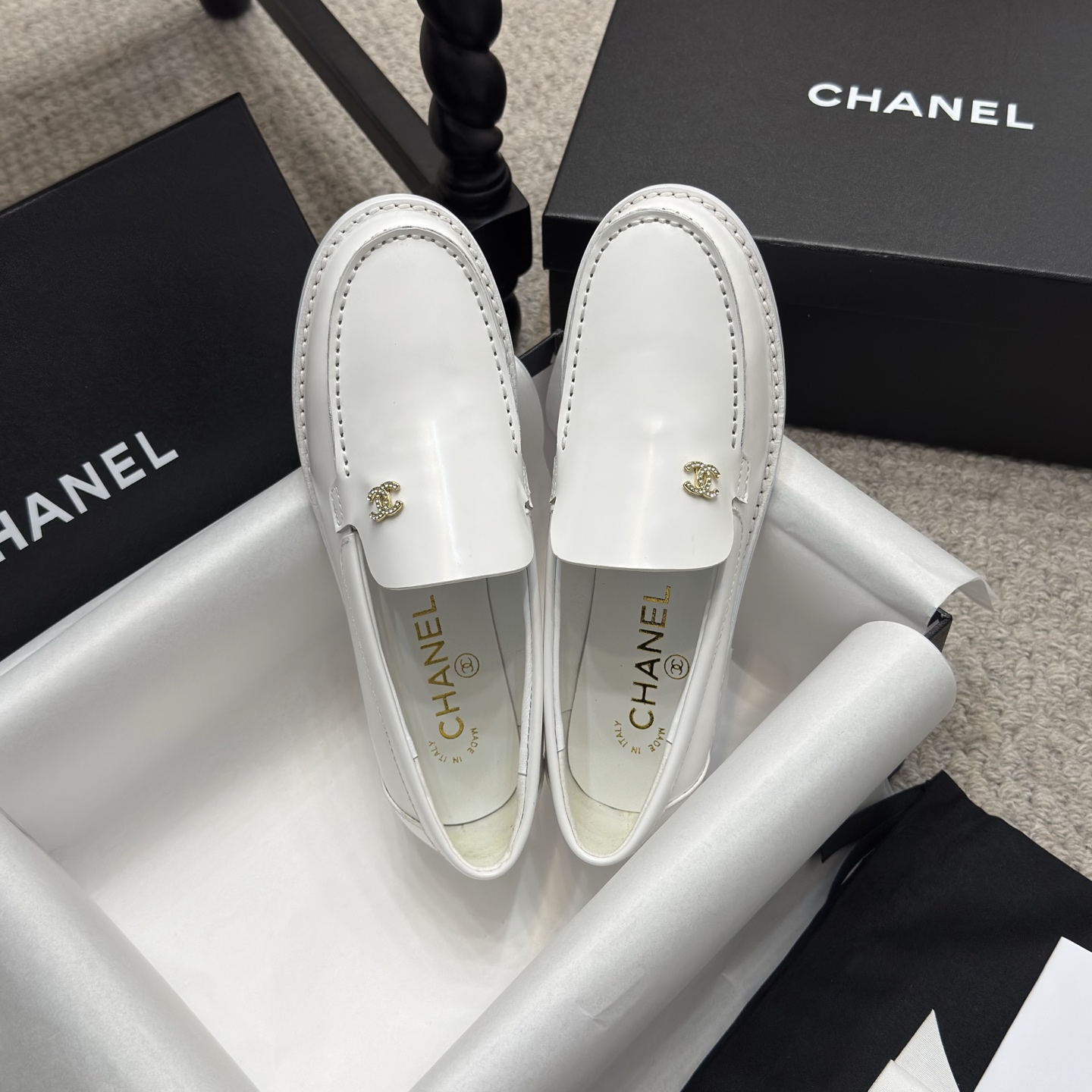 NO:235971,Popular single-shoe sandals CHANE* | Xiaoxiang 25C British style double C loafer sandals This loafer lover must not miss this style of this style is more neutral and handsome. Double C rhinestone hardware buckle looks particularly exquisite. One foot pedal. It is really not too convenient to put on and take off!  The upper is made of imported open beads, the inner foot pad is made of high-end sheepskin, imported Italian leather sole Size35-42, sandals, chanel, loafers, sandals, sheepskin, Leather soles19860909爆款单鞋凉鞋 CHANE* ｜小香25C英伦风双C乐福鞋凉鞋 此款乐福鞋爱好者绝不能错过 这款气质上更中性帅气几分 双C 水钻五金扣 显得格外精致 一脚蹬 穿脱真的不要太方便！ 鞋面采用进口开边珠 内里垫脚采用高级羊皮 意大利进口真皮大底 Size35-42,凉鞋单鞋,chanel,loafers,sandals,sheepskin,Leather soles,Women's Shoes