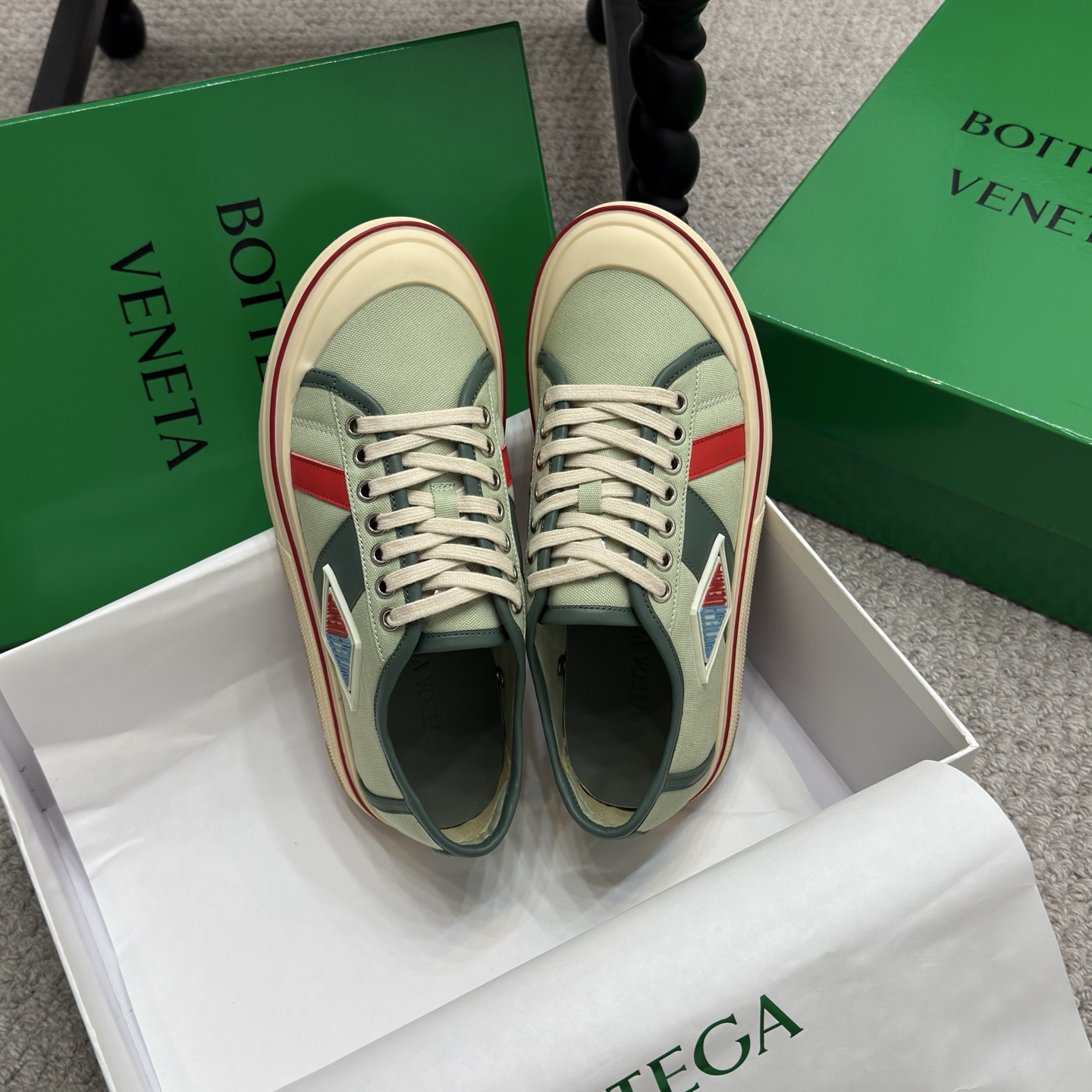 NO:235978,The counter synchronous low top high top BOTTEG* VENETA BV25ss The new retro Eliot sneakers are now on the market! The new BV Eliot is inspired by retro basketball shoes, and the childlike colors are youthful and energetic! The same style for men and women, you can wear couple shoes. The whole shoe is breathable and comfortable, the canvas upper is lightweight, and the upper is spliced ​​with soft and luxurious sheepskin inlay. The red line on each shoe is hand-painted, which is more tasteful and attitude! Size35-40, casual shoes/sports shoes, bottega veneta, bottega veneta, bottega veneta, sneakers, sheepskin19860909专柜同步低帮 高帮 BOTTEG* VENETA BV25ss 新款复古Eliot运动鞋上市即封神! BV全新的 Eliot 以复古篮球鞋为设计灵感,童趣 的色彩焕发青春活力!男女同款,可以做情侣鞋穿着哦 整个鞋子透气舒适,帆布鞋面自重轻盈,鞋帮 拼接处以柔软奢华的羊皮镶嵌包裹 每只鞋边的红线均为手工绘画,更具品味与态度喔! Size35-40,休闲鞋/运动鞋,bottega veneta,bottega veneta,sneakers,sheepskin,Women's Shoes