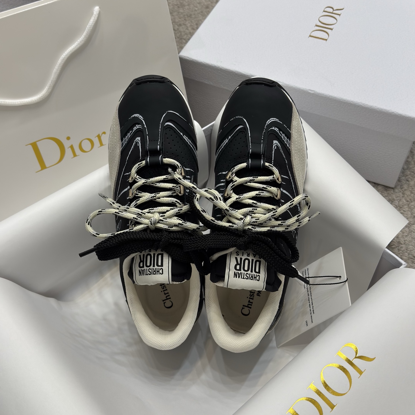 NO:236918,High version (low price) Original purchase and development h or this Dior Vibe sports shoes incorporates Dior's high-order spirit to reinterpret classic running shoes and training shoes. Forrest Gump shoes. Paired with Oblique printed 3D printing technology original replica fabric to create a contrasting modern style. Details are displayed in 3D effects and the logo decoration on the side and back side are further embellished. Complementing with various casual or elegant items, creating a modern look. The tongue is decorated with the Christian Dior PARIS logo in 3 different colors and fabrics. It is consistent with the original version. It is full of details. Welcome to compare the ordinary pictures and make-up versions on the market. The original rubber TPU sole is decorated with DIOR logo. The concave and concave sole is decorated with Christian Dior  The lucky star symbol. The original version is consistent. It is full of details. It is really good. Celebrities and Internet celebrities are so beautiful and amazing. The configuration of the counter is genuine original packaging. Size35-40 (41 can be customized), casual shoes/sports shoes, dior, dior, sneakers19860909高版本(低价冲量) 原版购入开发 h or 这款Dior Vibe迪奥运动鞋融入 Dior 的高订精神,重新诠释经典跑鞋德训鞋.阿甘鞋.搭配 Oblique 印花3D打印科技原版复刻面料、打造对比鲜明的现代风格. 以 3D 效果展示细节、侧面后侧Logo装饰标志性细节进一步点缀. 与各式休闲或优雅单品相得益彰,打造摩登造型. 鞋舌以3种不同颜色与布料重叠走线饰以Christian Dior PARIS Logo标志. 与原版一致.细节满满. 欢迎对比秒杀市面普通看图做货版本. 原版橡胶TPU鞋底饰以 DIOR 标志. 凸凹胶质鞋底饰以 Christian Dior 的幸运星符号. 原版一致.满满细节. 真心好货.明星网红纷纷上脚超美超赞. 配置专柜正品原版包装. Size35-40（41可订做）,休闲鞋/运动鞋,dior,dior,sneakers,Women's Shoes