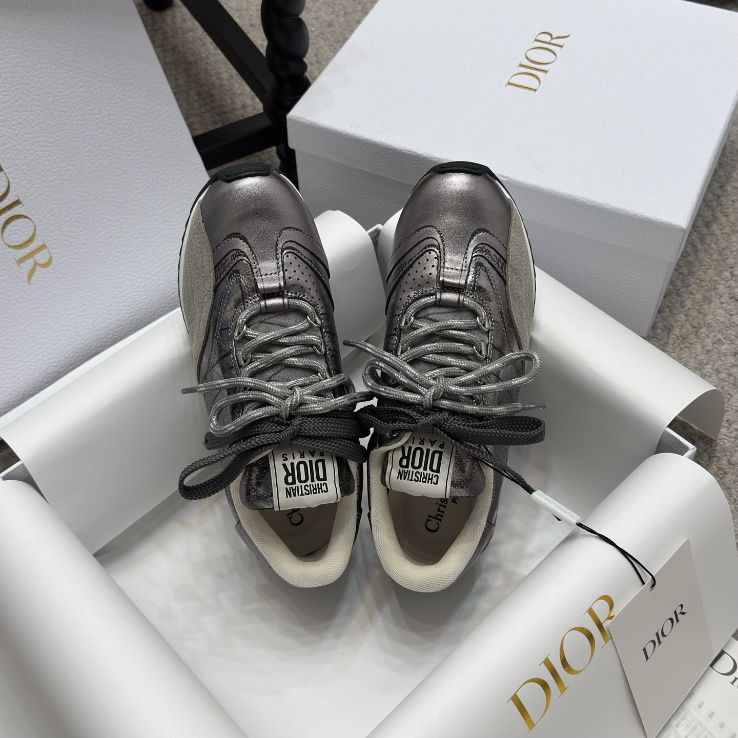 NO:236922,High version (low price) original purchase and development h or this Dior Vibe sports shoes incorporates Dior's high-order spirit to reinterpret classic running shoes and training shoes. Forrest Gump shoes. Paired with Oblique printed 3D printing technology original replica fabric to create a contrasting modern style. Details are displayed in 3D effects and the logo decoration on the side and back side are further embellished. Complementing with various casual or elegant items, creating a modern look. The tongue is decorated with the Christian Dior PARIS logo in 3 different colors and fabrics. It is consistent with the original version. It is full of details. Welcome to compare the ordinary pictures and make-up versions on the market. The original rubber TPU sole is decorated with DIOR logo. The concave and concave sole is decorated with Christian Dior  The lucky star symbol. The original version is consistent. It is full of details. It is really good. Celebrities and Internet celebrities are so beautiful and amazing. The configuration of the counter is genuine original packaging. Size35-40 (41 can be customized), casual shoes/sports shoes, dior, dior, sneakers19860909高版本(低价冲量) 原版购入开发 h or 这款Dior Vibe迪奥运动鞋融入 Dior 的高订精神,重新诠释经典跑鞋德训鞋.阿甘鞋.搭配 Oblique 印花3D打印科技原版复刻面料、打造对比鲜明的现代风格. 以 3D 效果展示细节、侧面后侧Logo装饰标志性细节进一步点缀. 与各式休闲或优雅单品相得益彰,打造摩登造型. 鞋舌以3种不同颜色与布料重叠走线饰以Christian Dior PARIS Logo标志. 与原版一致.细节满满. 欢迎对比秒杀市面普通看图做货版本. 原版橡胶TPU鞋底饰以 DIOR 标志. 凸凹胶质鞋底饰以 Christian Dior 的幸运星符号. 原版一致.满满细节. 真心好货.明星网红纷纷上脚超美超赞. 配置专柜正品原版包装. Size35-40（41可订做）,休闲鞋/运动鞋,dior,dior,sneakers,Women's Shoes