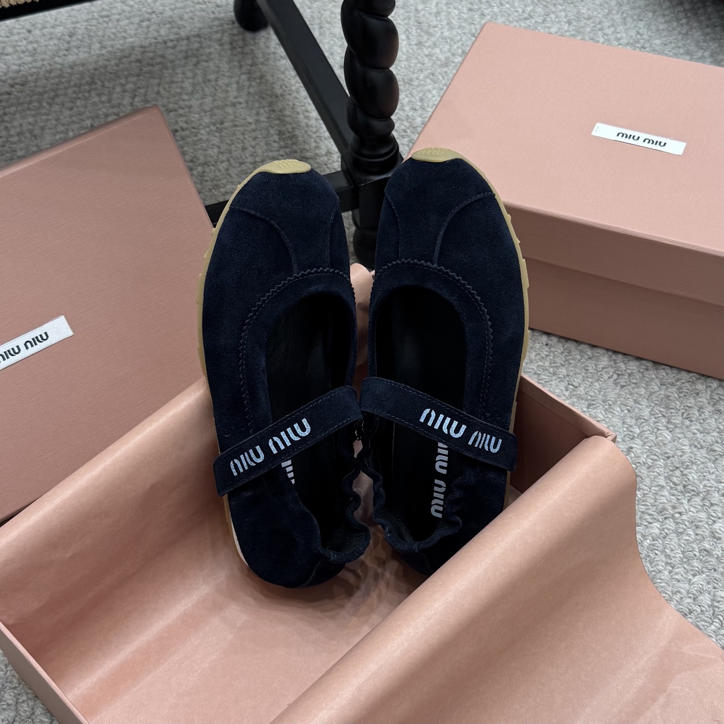 NO:236646,Running model MIUMIU2025 spring and summer new casual training shoes, thin-soled sneakers are matched with a low-key thin-soled sole with a retro shoe design. In terms of color matching and material, not only soft sheepskin leather, suede leather and spliced ​​leather surface are used to continue to subvert the design tradition, but sports shoes can also be worn with a delicate and gentle feeling. The exquisite workmanship and material complement each other with the light and fashionable silhouette, bringing a retro feeling. Fabric: matte leather/scrubbing cowhide Inner: sheepskin original open-soled sole Size35-41 (customized for 41), ballet shoes, miumiu, sneakers, cowhide, sheepskin19860909跑量款 MIUMIU2025春夏新款休闲德训鞋,薄底运动鞋以低调的薄底鞋底搭配复古感的鞋型设计.配色和材质的使用上,不仅采用了柔软的羊皮皮革、绒面皮 革以及拼接皮面三种款式,继续颠覆设计传统,运动鞋也可以穿出精致斯文的感觉. 精致考究的做工和材质与轻盈时尚的廓形相得益 彰,带来了复古的感觉. 面料: 磨砂皮/擦色牛皮 內里: 羊皮 大底原版开模大底 Size35-41（41定做）,芭蕾舞鞋,miumiu,sneakers,cowhide,sheepskin,Women's Shoes