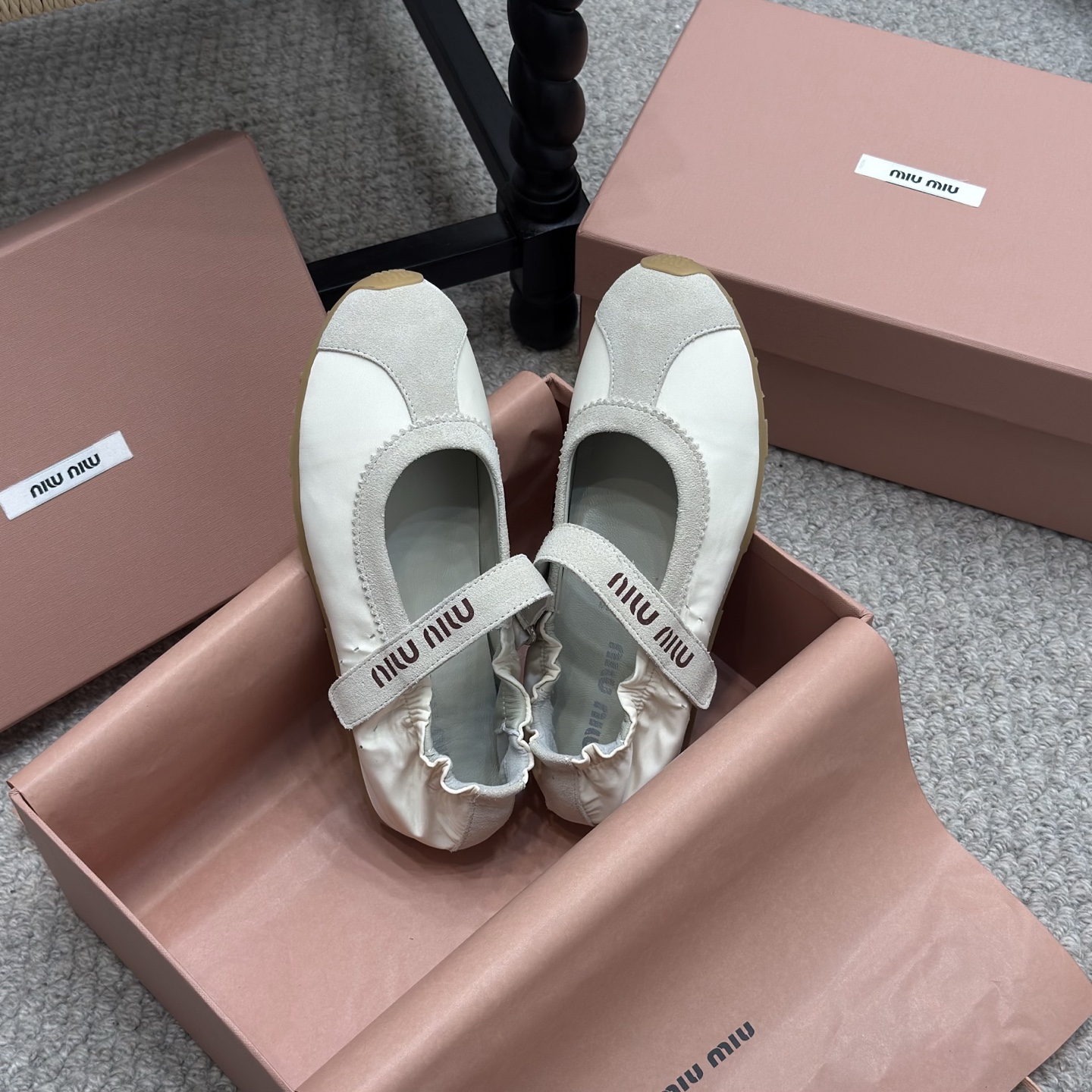 NO:236631,Running model MIUMIU2025 spring and summer new casual training shoes, thin-soled sneakers are matched with a low-key thin-soled sole with a retro shoe design. In terms of color matching and material, not only soft sheepskin leather, suede leather and spliced ​​leather surface are used to continue to subvert the design tradition, but sports shoes can also be worn with a delicate and gentle feeling. The exquisite workmanship and material complement each other with the light and fashionable silhouette, bringing a retro feeling. Fabric: matte leather/scrubbing cowhide Inner: sheepskin original open-soled sole Size35-41 (customized for 41), ballet shoes, miumiu, sneakers, cowhide, sheepskin19860909跑量款 MIUMIU2025春夏新款休闲德训鞋,薄底运动鞋以低调的薄底鞋底搭配复古感的鞋型设计.配色和材质的使用上,不仅采用了柔软的羊皮皮革、绒面皮 革以及拼接皮面三种款式,继续颠覆设计传统,运动鞋也可以穿出精致斯文的感觉. 精致考究的做工和材质与轻盈时尚的廓形相得益 彰,带来了复古的感觉. 面料: 磨砂皮/擦色牛皮 內里: 羊皮 大底原版开模大底 Size35-41（41定做）,芭蕾舞鞋,miumiu,sneakers,cowhide,sheepskin,Women's Shoes