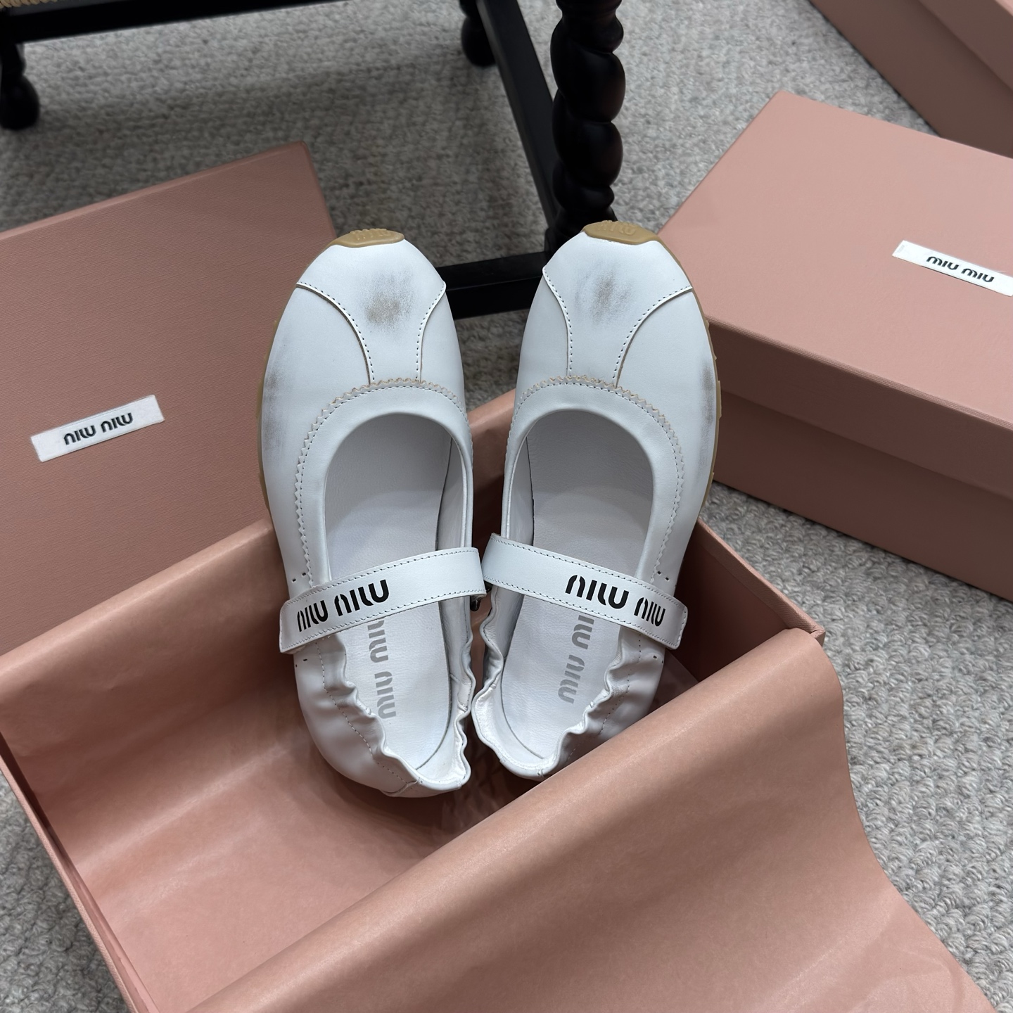 NO:236635,Running model MIUMIU2025 spring and summer new casual training shoes, thin-soled sneakers are matched with a low-key thin-soled sole with a retro shoe design. In terms of color matching and material, not only soft sheepskin leather, suede leather and spliced ​​leather surface are used to continue to subvert the design tradition, but sports shoes can also be worn with a delicate and gentle feeling. The exquisite workmanship and material complement each other with the light and fashionable silhouette, bringing a retro feeling. Fabric: matte leather/scrubbing cowhide Inner: sheepskin original open-soled sole Size35-41 (customized for 41), ballet shoes, miumiu, sneakers, cowhide, sheepskin19860909跑量款 MIUMIU2025春夏新款休闲德训鞋,薄底运动鞋以低调的薄底鞋底搭配复古感的鞋型设计.配色和材质的使用上,不仅采用了柔软的羊皮皮革、绒面皮 革以及拼接皮面三种款式,继续颠覆设计传统,运动鞋也可以穿出精致斯文的感觉. 精致考究的做工和材质与轻盈时尚的廓形相得益 彰,带来了复古的感觉. 面料: 磨砂皮/擦色牛皮 內里: 羊皮 大底原版开模大底 Size35-41（41定做）,芭蕾舞鞋,miumiu,sneakers,cowhide,sheepskin,Women's Shoes