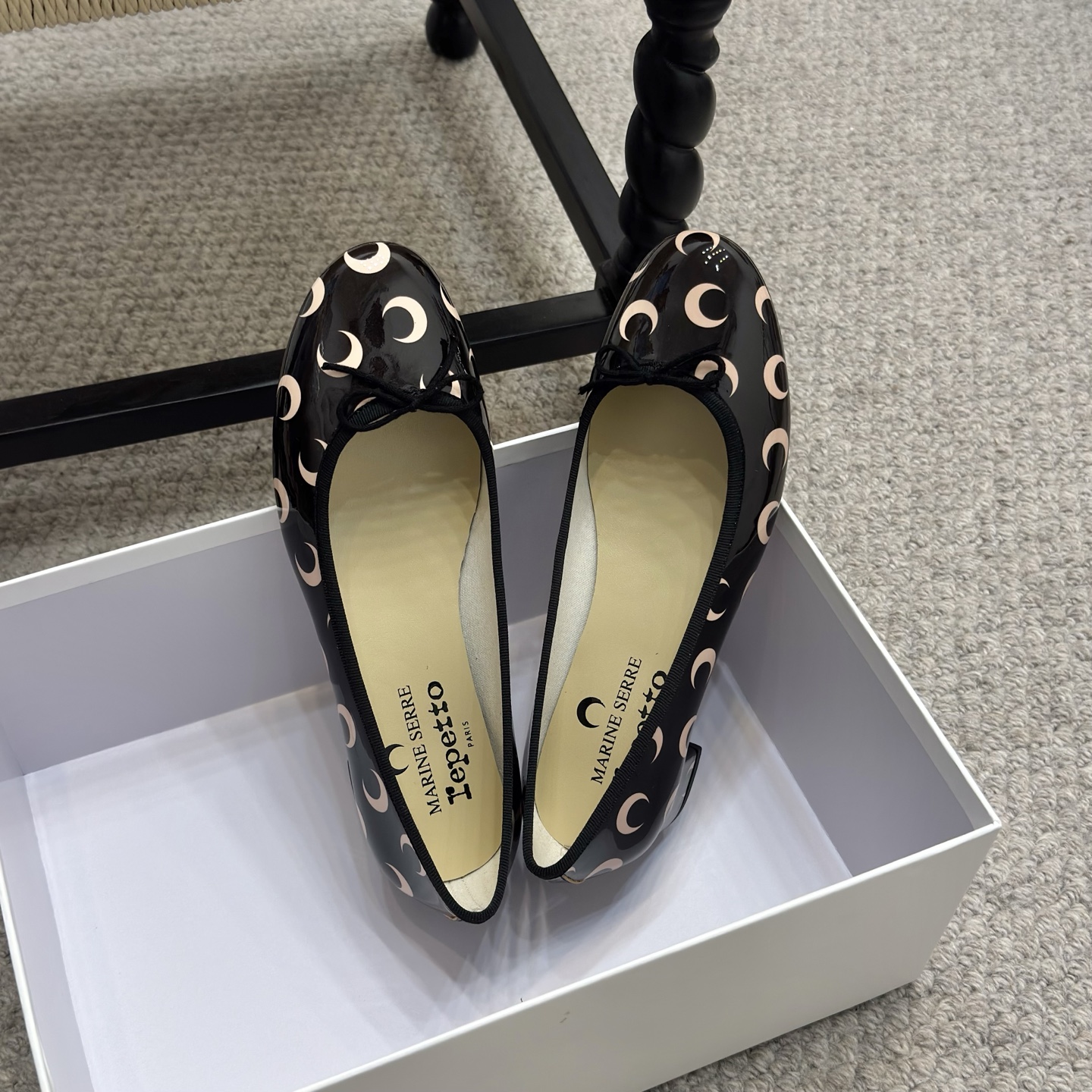 NO:236638,Comfortable model Marine serre x Repetto co-branded model Crescent print shallow mouth Small thick-heeled ballet shoes Single shoes The moon logo is printed inside the toe and insole!  It feels comfortable and slimming on your feet. It looks good with whatever you want!  Fairies, limited edition, original model, open-moon craft cowhide (the market version is made of the moon on the outside, wrong version) inner foot pad sheepskin, original leather sole, Size35-39 (40 customized), ballet shoes, cowhide, sheepskin, Leather soles19860909舒适款 Marine serre x Repetto 联名款 月牙印花浅口 小粗跟芭蕾舞鞋 单鞋 鞋头和鞋垫里面都印了月亮的标志！ 上脚脚感舒适显瘦 配啥啥好看哈！仙女们冲 限量款 鞋面原版开模月亮工艺牛皮（市场版本是把月亮做在外面不对版） 内里垫脚羊皮 鞋底原版真皮大底 Size35-39（40订做）,芭蕾舞鞋,cowhide,sheepskin,Leather soles,Women's Shoes