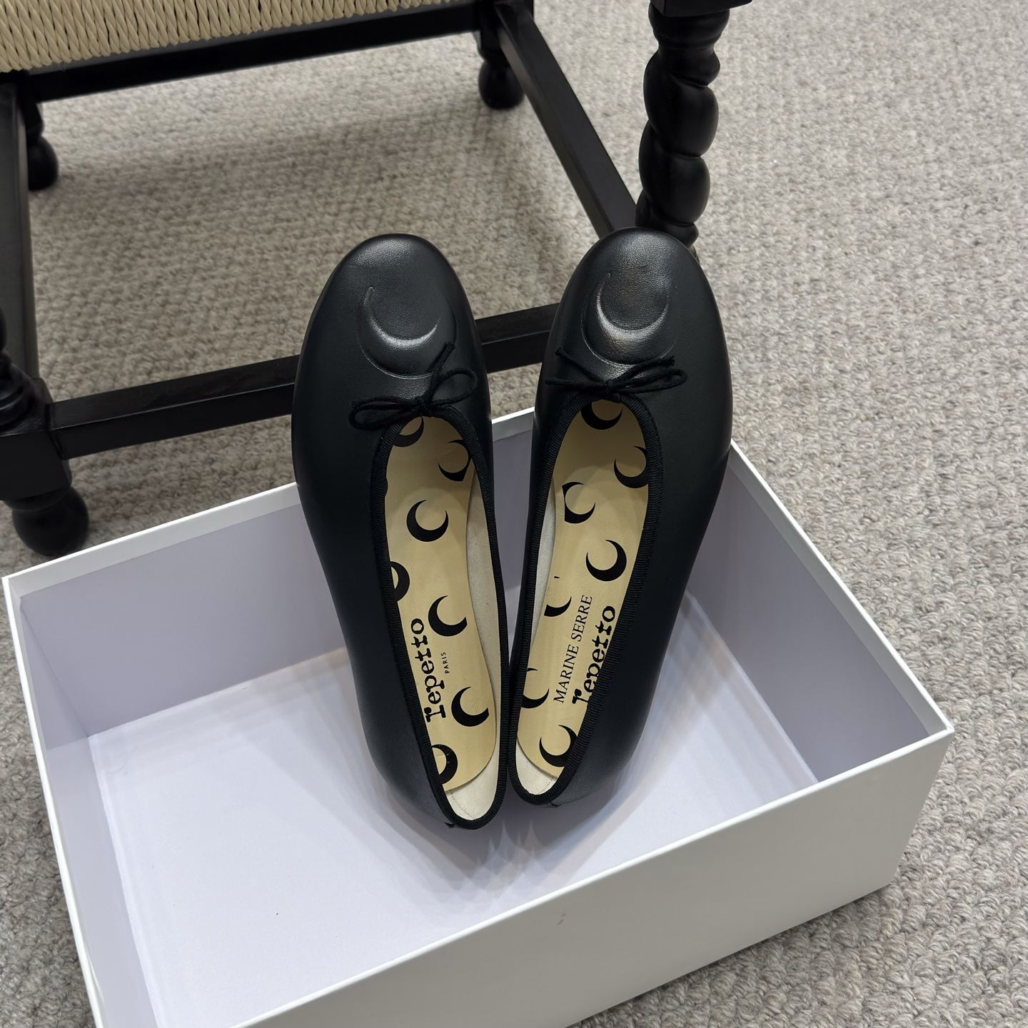 NO:236642,Comfortable model Marine serre x Repetto co-branded model Crescent print shallow mouth Small thick-heeled ballet shoes Single shoes The moon logo is printed inside the toe and insole!  It feels comfortable and slimming on your feet. It looks good with whatever you want!  Fairies, limited edition, original model, open-moon craft cowhide (the market version is made of the moon on the outside, wrong version) inner foot pad sheepskin, original leather sole, Size35-39 (40 customized), ballet shoes, cowhide, sheepskin, Leather soles19860909舒适款 Marine serre x Repetto 联名款 月牙印花浅口 小粗跟芭蕾舞鞋 单鞋 鞋头和鞋垫里面都印了月亮的标志！ 上脚脚感舒适显瘦 配啥啥好看哈！仙女们冲 限量款 鞋面原版开模月亮工艺牛皮（市场版本是把月亮做在外面不对版） 内里垫脚羊皮 鞋底原版真皮大底 Size35-39（40订做）,芭蕾舞鞋,cowhide,sheepskin,Leather soles,Women's Shoes