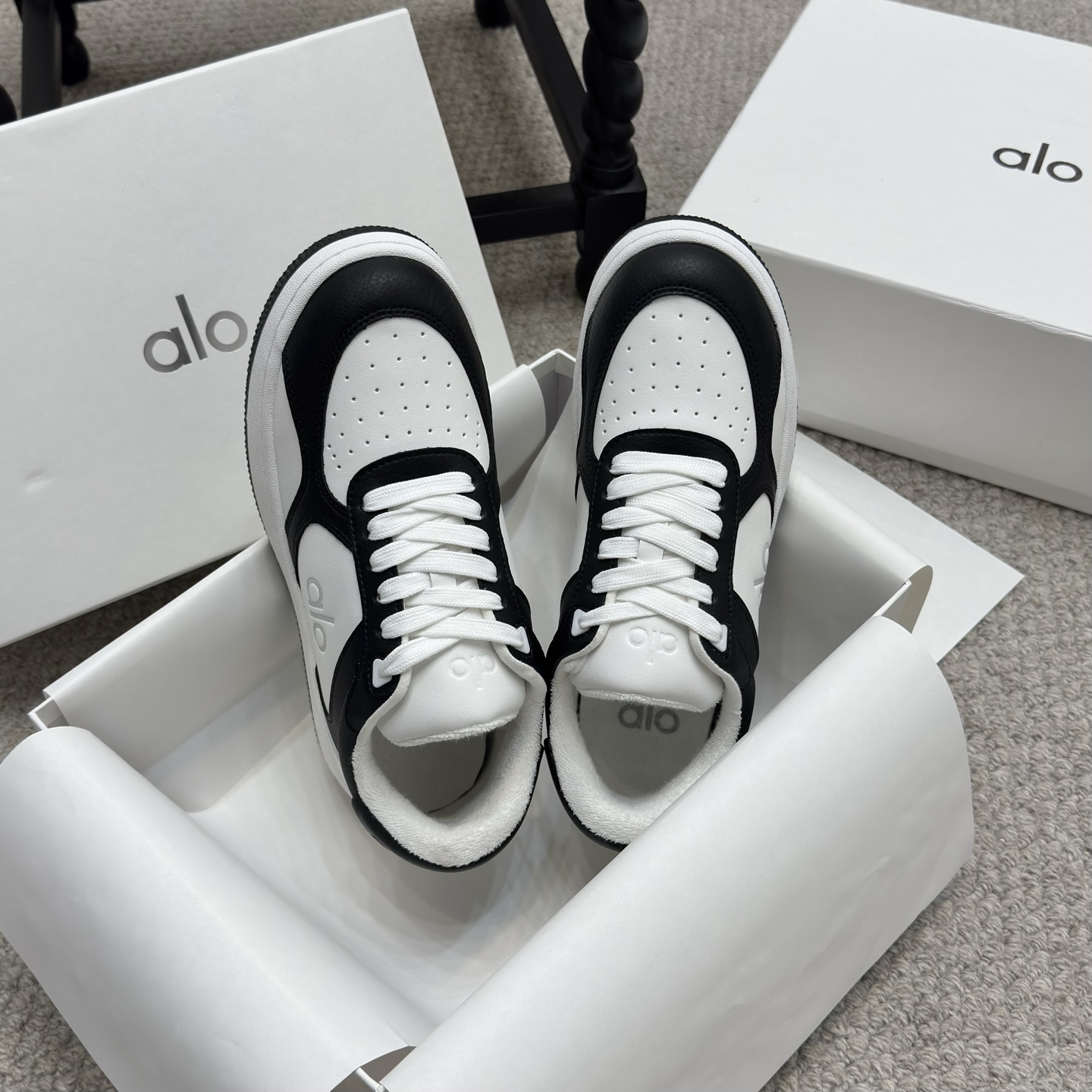 NO:259106,Hot version of alo25s spring and summer new color-blocking white shoes with thick sole comfortable and casual style alo understands girls better than Nike!  Super versatile!  And super comfortable!  It's a thick bottom but it's not heavy at all on the feet!  Very lightweight!  It looks better when putting on socks!  And it is recommended by celebrities. It is a model that increases your legs and makes your legs look thinner!  Super suitable for us small girls~ the shoes are also a classic color-blocking and contrasting design with the delicate leather texture on the upper!  !  Material cowhide, inner li sheep, original rubber outsole Size35-40, casual shoes/sports shoes, sneakers, cowhide19860909火爆款 alo25s 春夏新款 拼色小白鞋厚底舒适休闲款 alo比耐克更懂女生！上脚超级百搭！而且超级舒适！是厚底款但是上脚一点都不沉重！ 非常轻便！套上袜套搭配更好看！而且还是明星同款推荐～上脚增高显腿细！ 超级适合我们小个子女生～鞋子整体也是经典的拼色撞色设计搭配鞋面细腻的真皮纹路肌理感！！ 材质牛皮 内里羊里 大底原版橡胶大底 Size35-40,休闲鞋/运动鞋,sneakers,cowhide,Women's Shoes