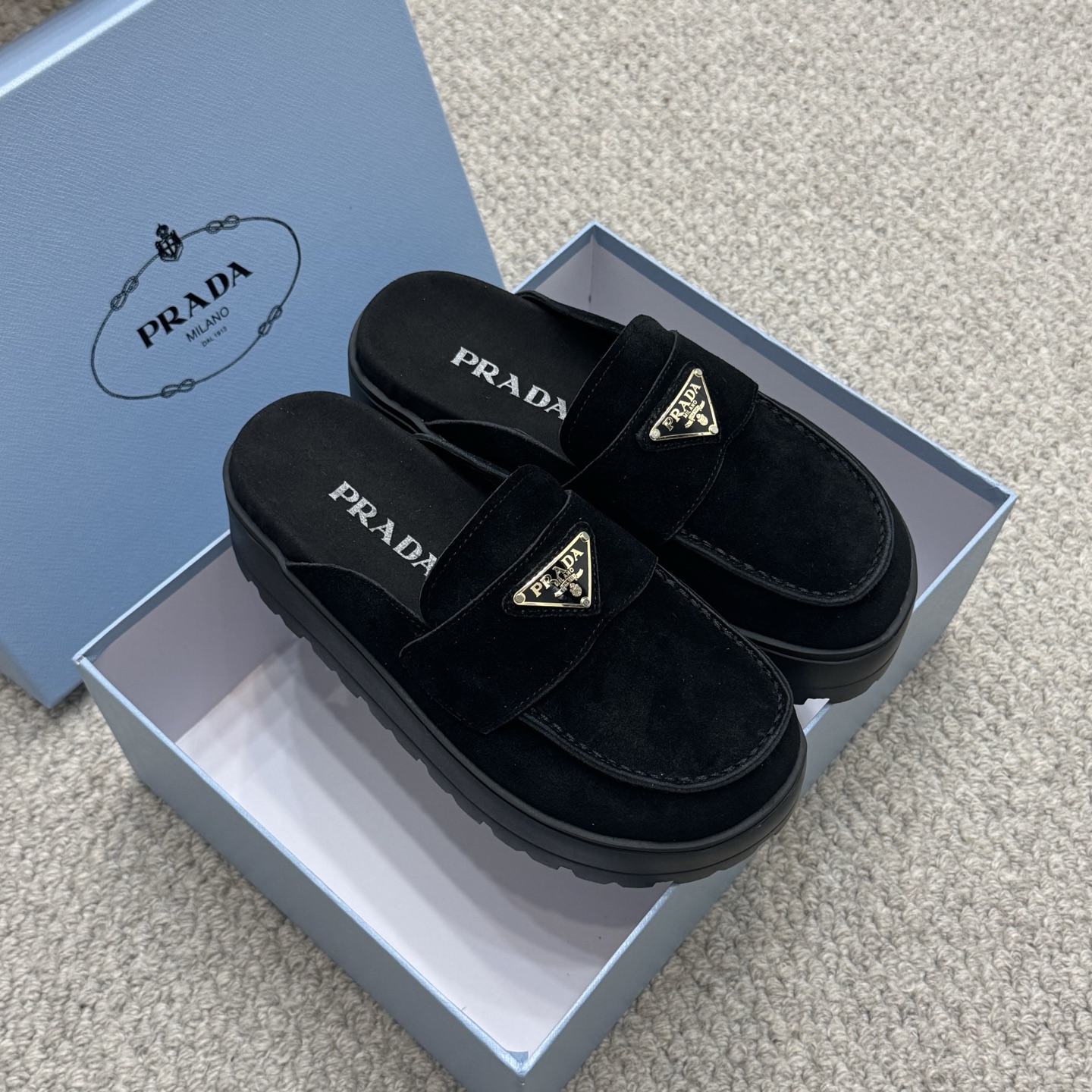 NO:229721,Increased model latest series!  Prada Boken Bread Shoes 2025 Spring and Summer New Thick-soled Sandals Triangle Buttoned Bread toe Half Slippers Latest Show Series Classic Upgrade Comfort and Fashion Couple Each color matches well, design and matching with different styles. Upper original cowhide Lift: Sheepskin inner lift original outsole Size: 35-40, loafer semi-trail, prada, prada, loafers, sandals, slippers, cowhide, sheepskin19860909增高款 最新系列！Prada 普拉达博肯面包鞋2025春夏新款厚底凉鞋 三角扣面包包头半拖鞋 最新走秀系列 经典升级 舒适度与时髦度并存 每个颜色搭配都好看,设计搭配不同风格需求. 鞋面原版牛皮 内里: 羊皮内里 大底原版大底 Size: 35-40,乐福鞋半拖,prada,prada,loafers,sandals,slippers,cowhide,sheepskin,Women's Shoes